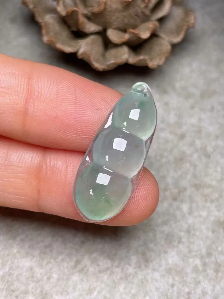 冰种飘绿【福豆】吊坠，种水好，玉质细腻 ，卖相好‘