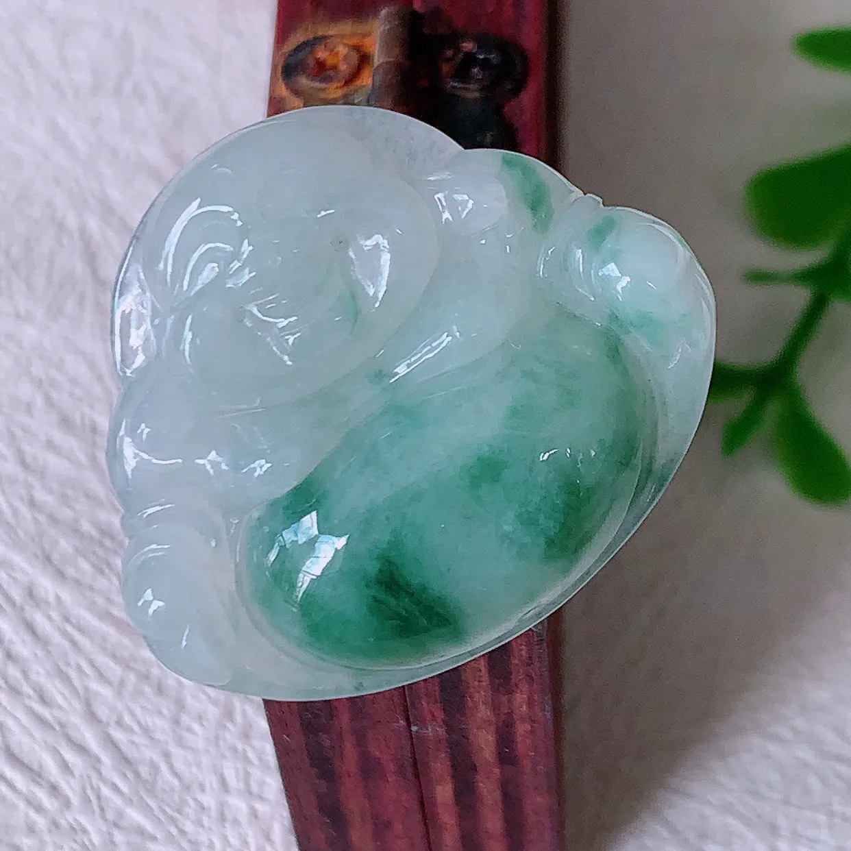 自然光实拍，冰润飘花翡翠佛公吊坠，饱满， 佛公亦保平安，寓意有福（佛公）相伴，配戴优雅迷人！#57.22