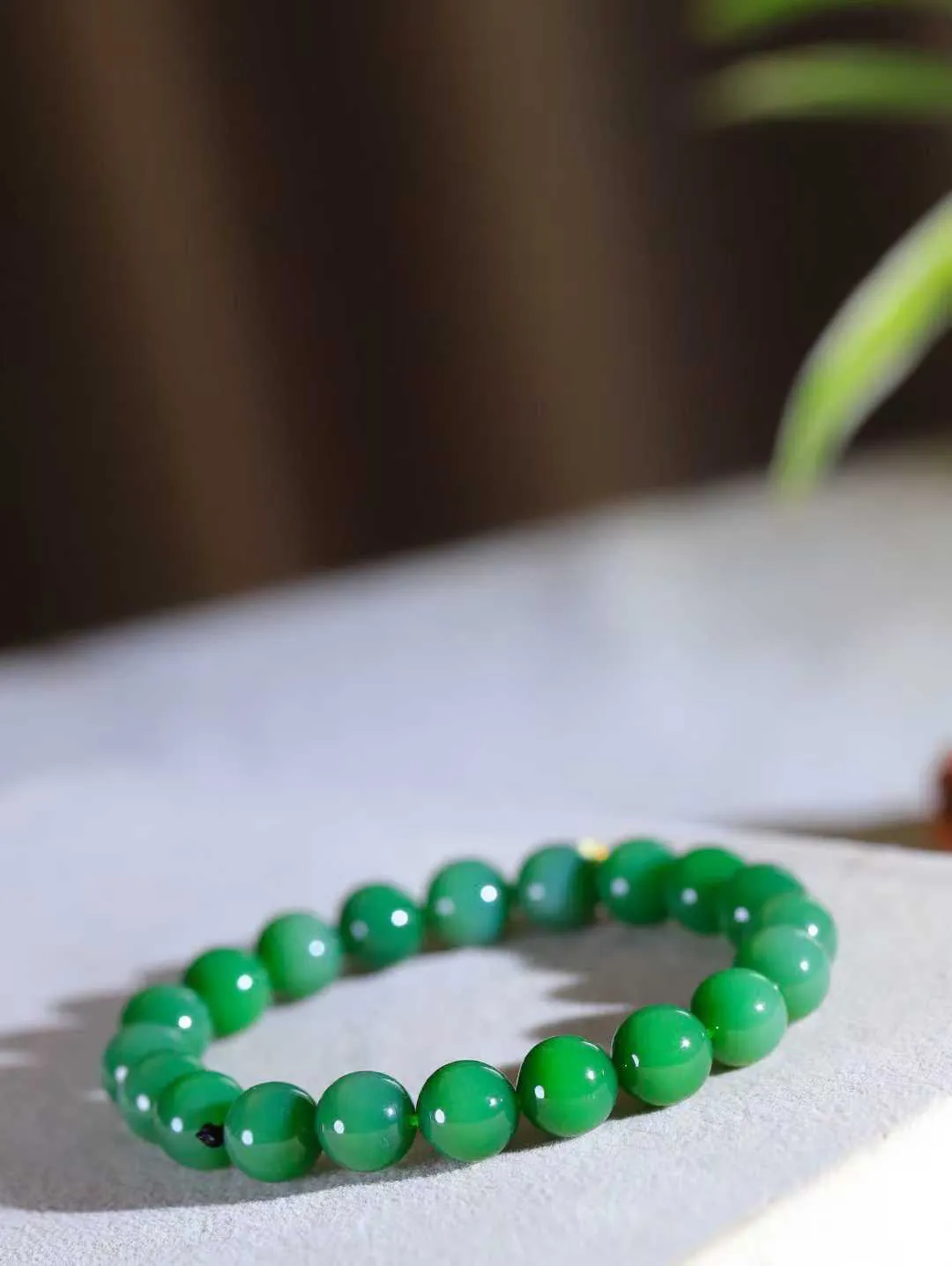 【珠圆玉润.手串】

精品和田玉碧玉珠圆玉润手串 玉质温润细腻  整串打磨圆润，佩戴舒适。珠珠落玉盘