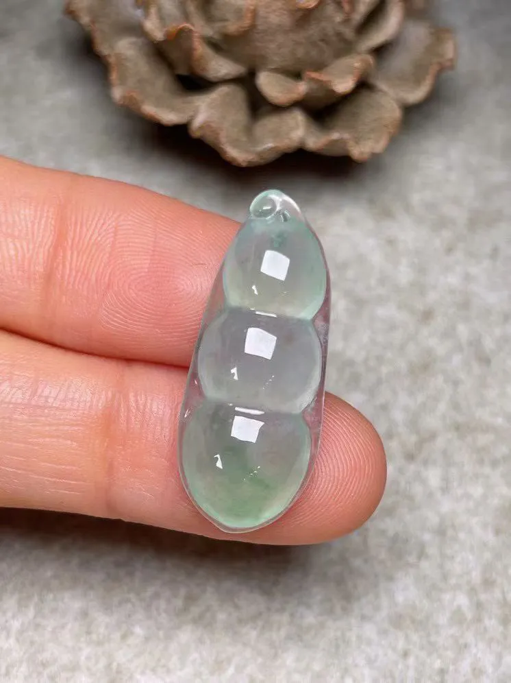 冰种飘绿【福豆】吊坠，种水好，玉质细腻 ，卖相好‘