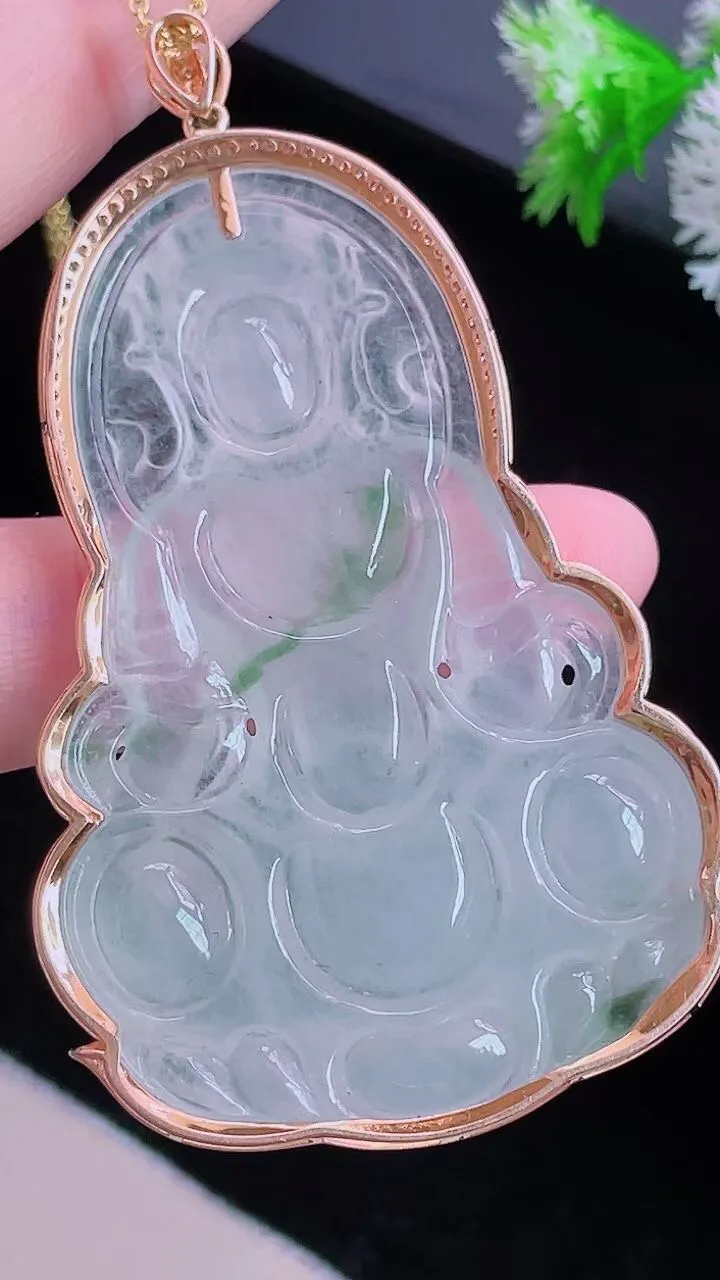 【翡翠名称】老坑种18K金豪镶冰飘花观音挂件
【翡翠尺寸】含金66.4/39/7.9mm mm
【翡翠描述】缅甸天然翡翠A货，种老水足，玉质细腻，色泽靓丽，性价比高，佩戴效果好！