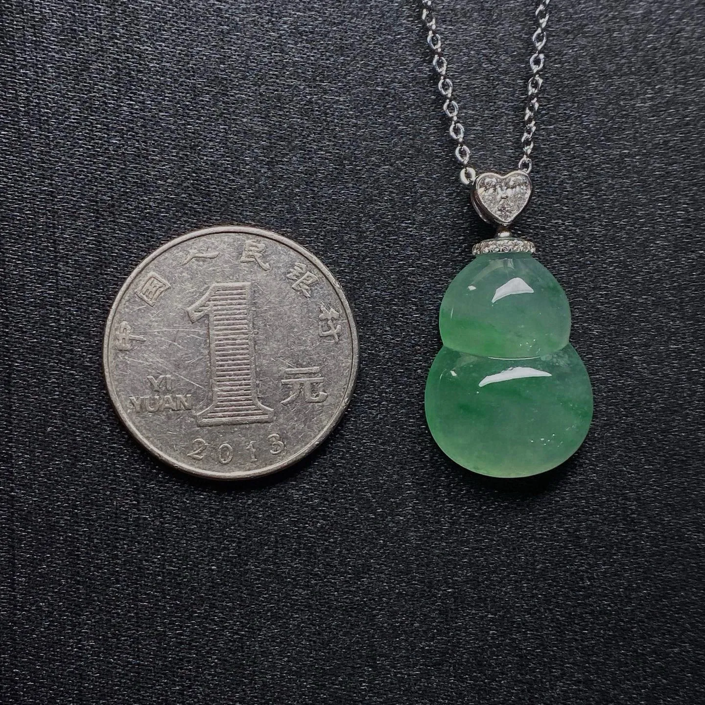 冰种飘绿精美葫芦吊坠 尺寸39.8-16.3-6.5毫米