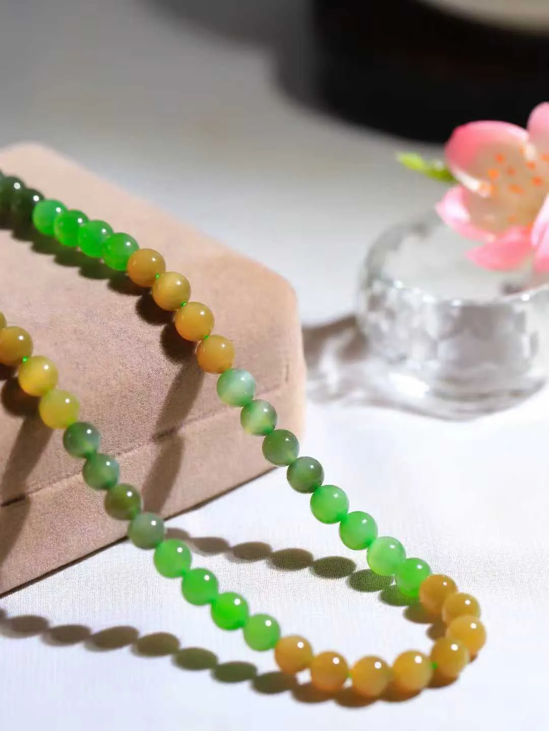 【珠圆玉润.项链】

精品和田玉三色珠圆玉润项链 玉质细腻油润 饱满光滑 质朴无华，悠远简单，人心境界远，百世修炼深，心灵常驻善意持，觉悟人生百世修。重44.2克 尺寸取一5.9mm  FDL-221101422