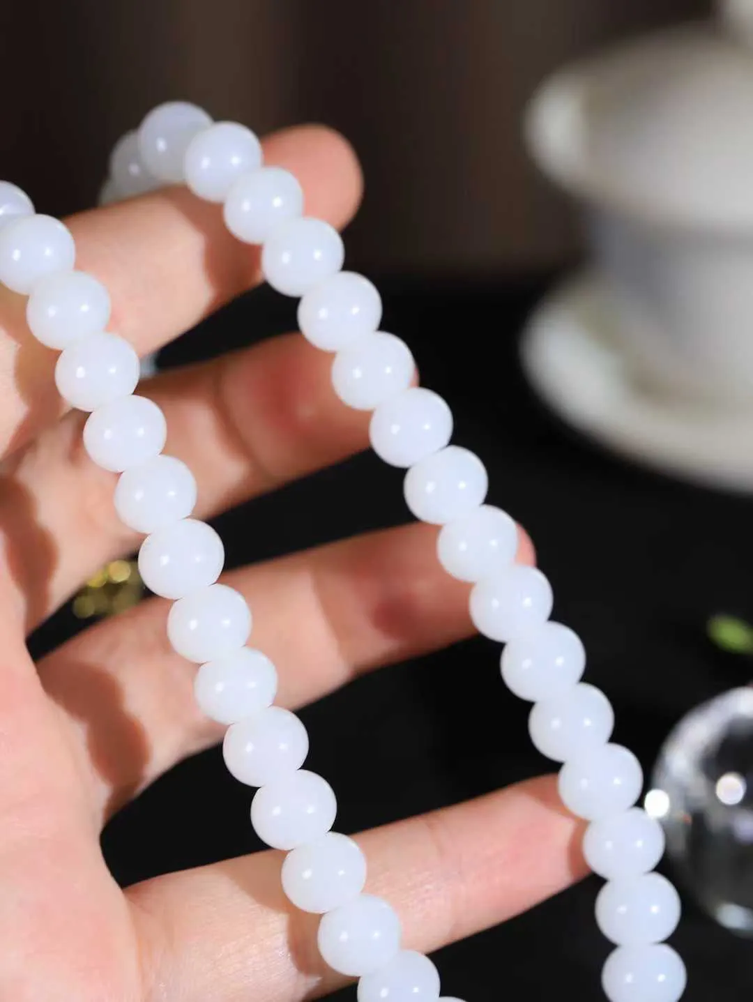 【苹果珠.手串】

精品和田玉白玉苹果珠手串 玉质温润 油性十足 形苹果珠，静于念间，佛韵在心，轻轻拨动，尘埃落定，浮浮尘世，一念愚即般若绝，一念智即般若生。重73克  尺寸取一7.9-9.9mm   fDL-691101436