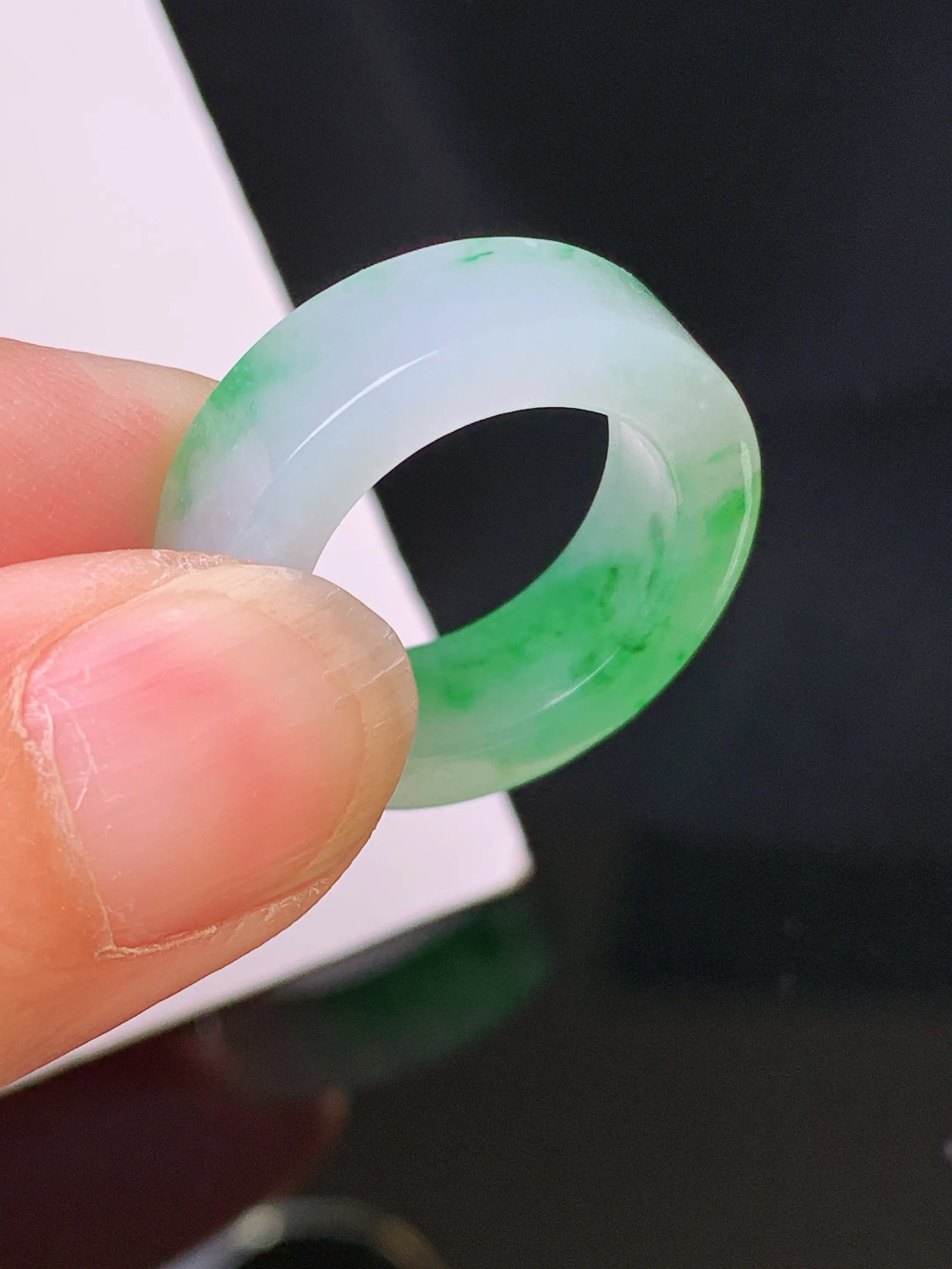 飘绿指环 玉质细腻 色泽清新艳丽 圈口10 整体尺寸23*6.2*3.8