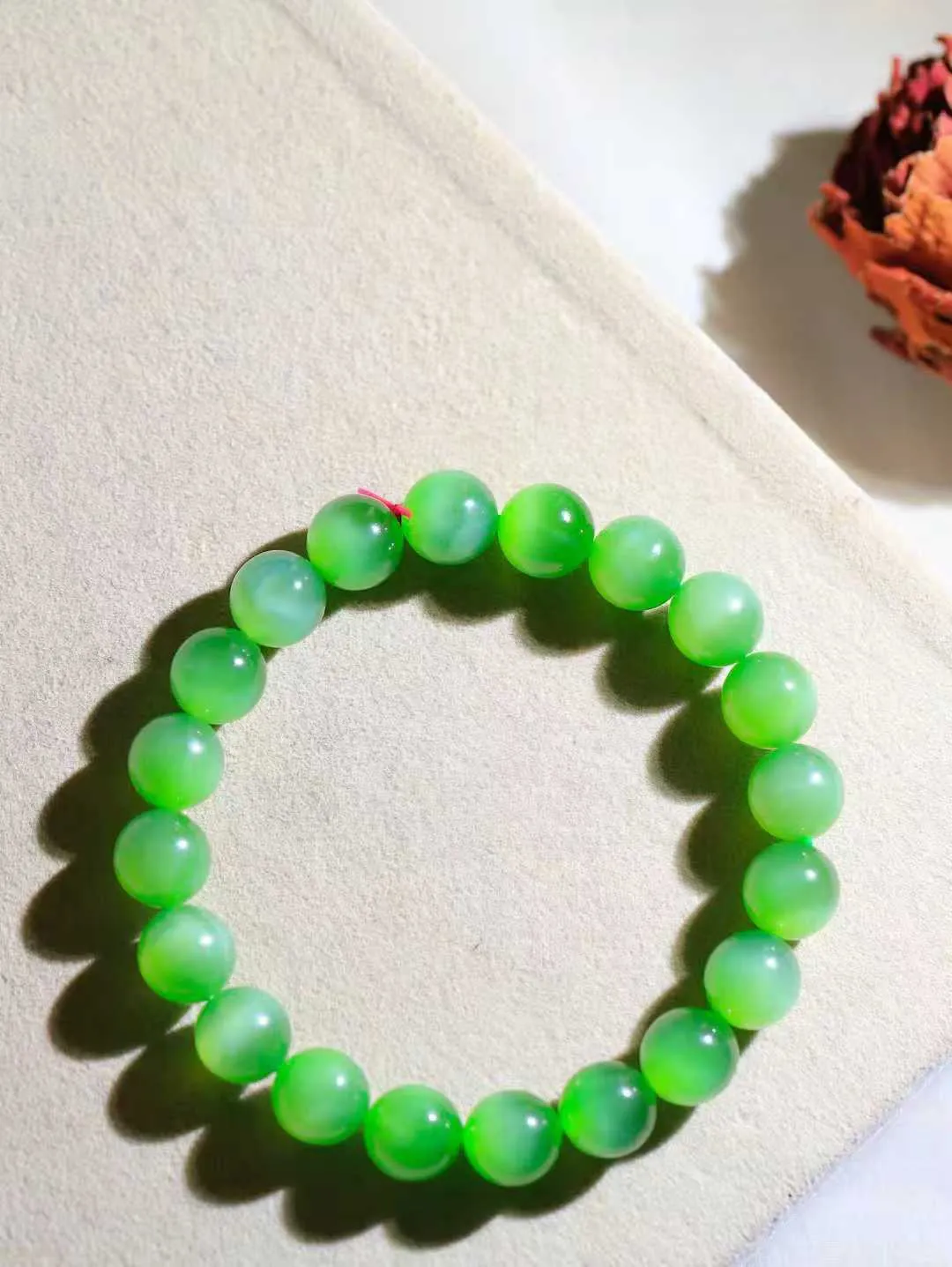 （猫眼手串）

收藏级和田玉碧玉猫眼圆珠手串 质地温润灵动 猫眼儿般的光中，有波光潋滟，也有梦幻清韵。行走于市井的喧嚣，相顾不言，便得清欢。重35.4克 尺寸取一10.3mm FDL-851101488