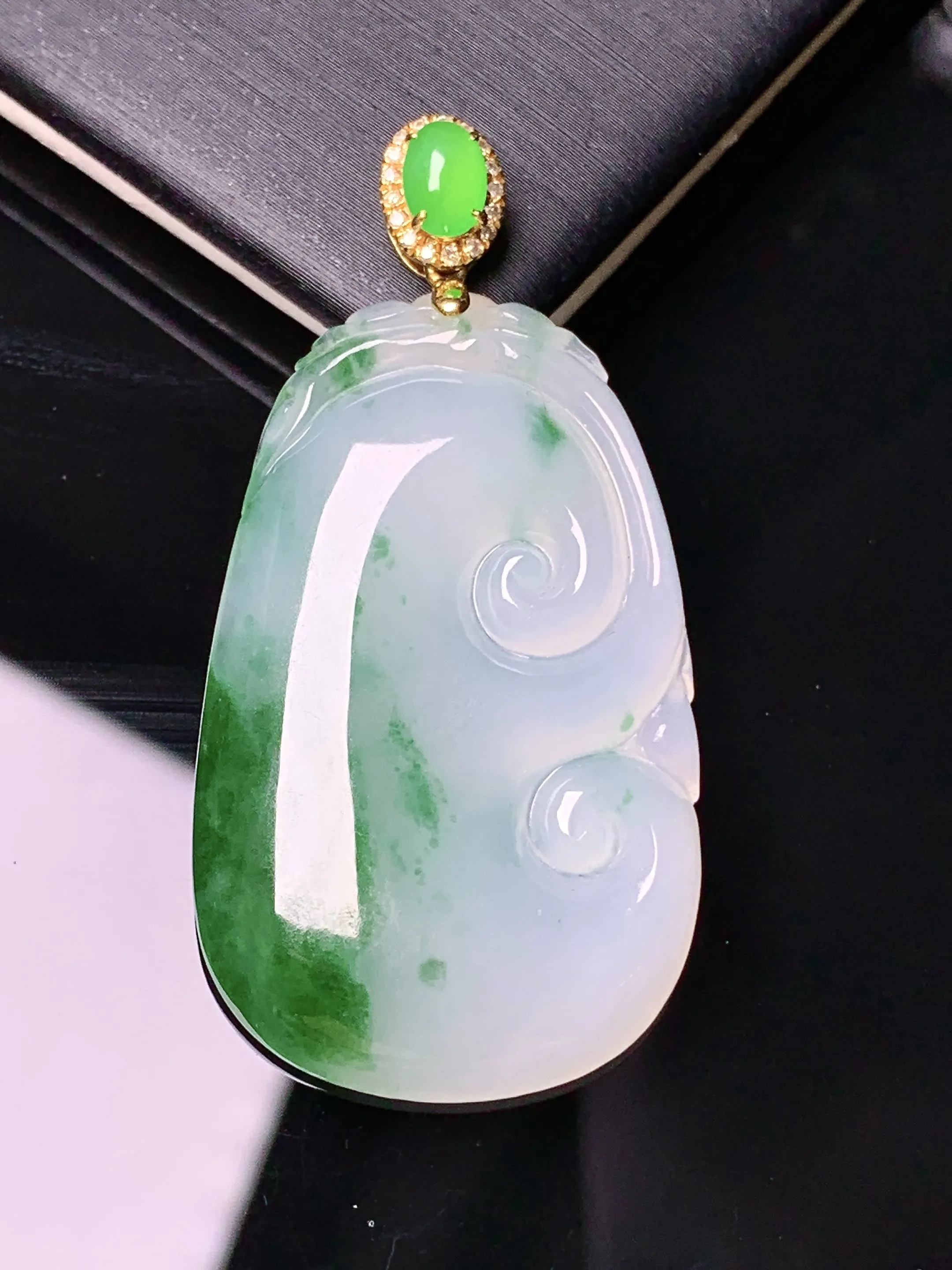 18k金钻镶嵌飘绿如意吊坠 玉质细腻 色泽清新艳丽 整体尺寸46*22.7*4.8