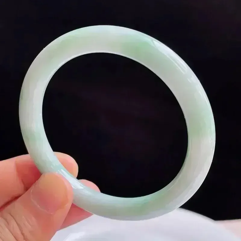 56mm自然光拍摄天然翡翠A货飘绿好种水圆条手镯 37.62克