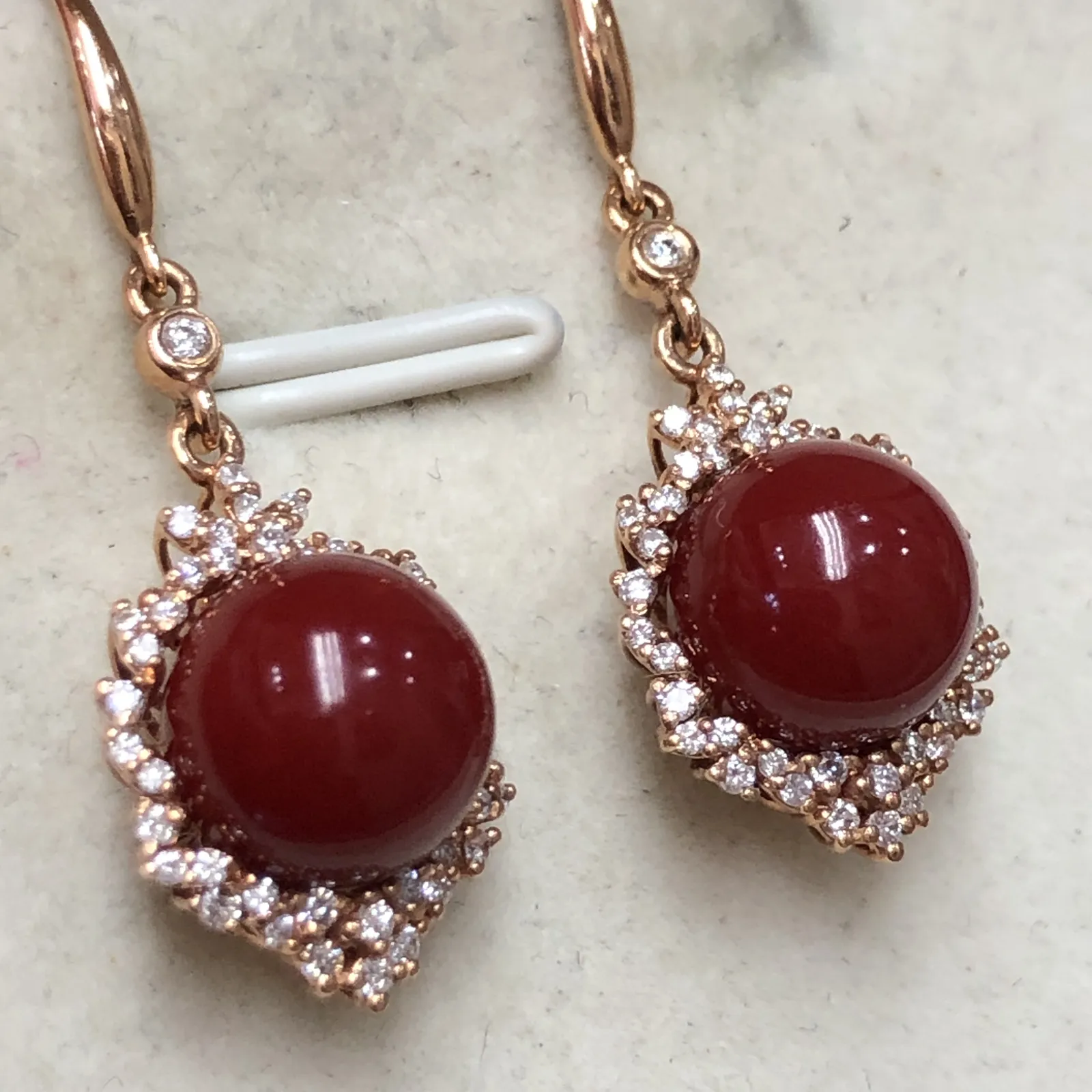 【天然阿卡牛血红珊瑚8.7mm圆珠大钻满钻豪华镶嵌耳坠】可遇不可求！日本深海阿卡材料，天然无添加无优化，牛血红色，裸石尺寸为8.7*8.7*8.7mm，整体尺寸31.2*11.8*10mm，18k金大钻石满钻豪华镶嵌！重量4.71克。高端大气上档次！