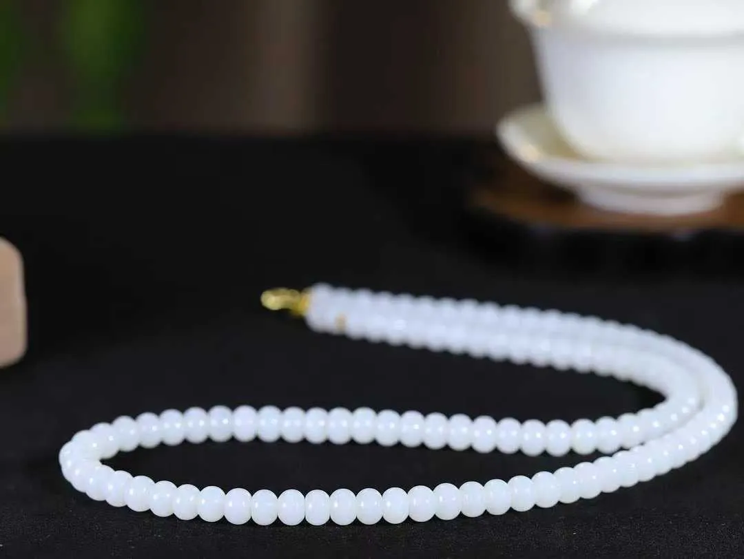 【算盘珠.项链】

精品和田玉白玉算盘珠项链 玉质温润 油性十足 形算盘珠，静于念间，佛韵在心，轻