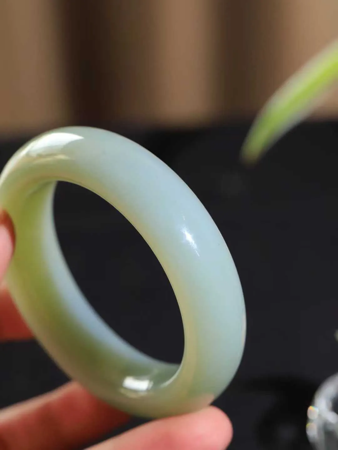 【花样年华·手镯】

精品️和田玉青白玉手镯，质地油润细腻，色泽高贵典雅，镯型古朴典雅。在诗情画意的雨巷相遇，你是我腕间的一抹风情，有你眸有深情，清风荡漾湖间静水，我愿俯身低眉，在烟波涟漪处，寻你深情倩影。重99克  尺寸57.5-17.3-10.9mm   751101454A