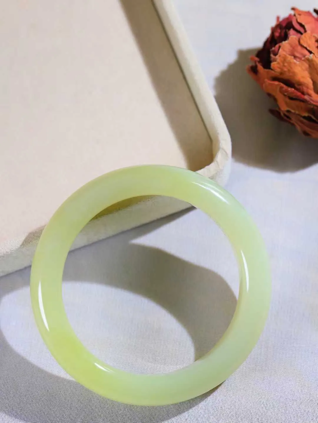 （一见钟情.手镯）

精品️和田玉手镯，玉质温和莹润，精光内蕴，手感舒适。整器简约，打磨光洁，让人爱不释手，料美艺精，萦绕于手，尽显高贵之姿。重66克 内径57mm尺寸13-9.9mm   FDA-101101473