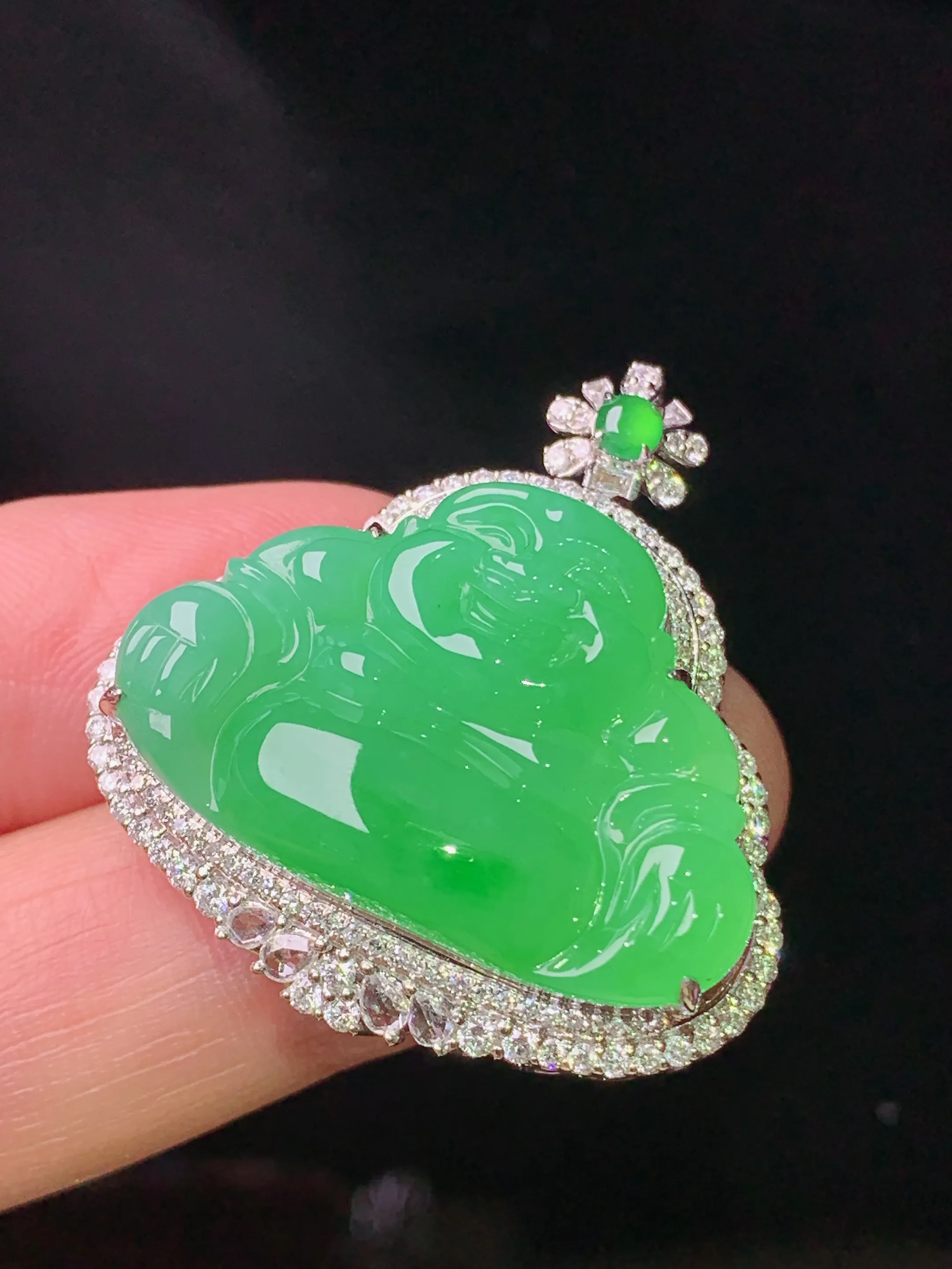 18k金钻镶嵌翠绿佛公吊坠 玉质细腻 色泽清新艳丽 整体尺寸32.3*31*11.6