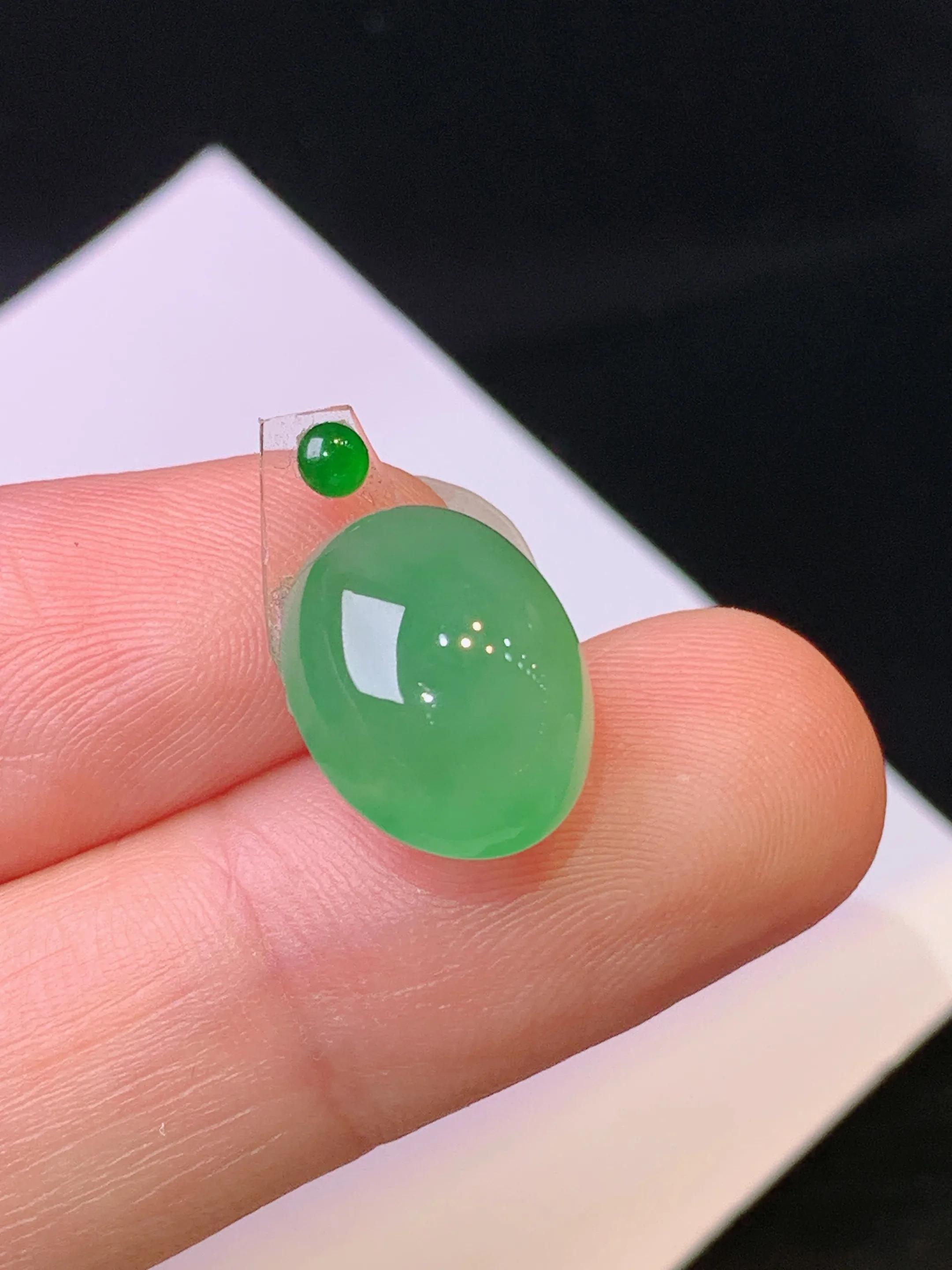 镶嵌款 浅绿蛋面吊坠 玉质细腻 色泽清新艳丽 整体尺寸13.5*10.8*7