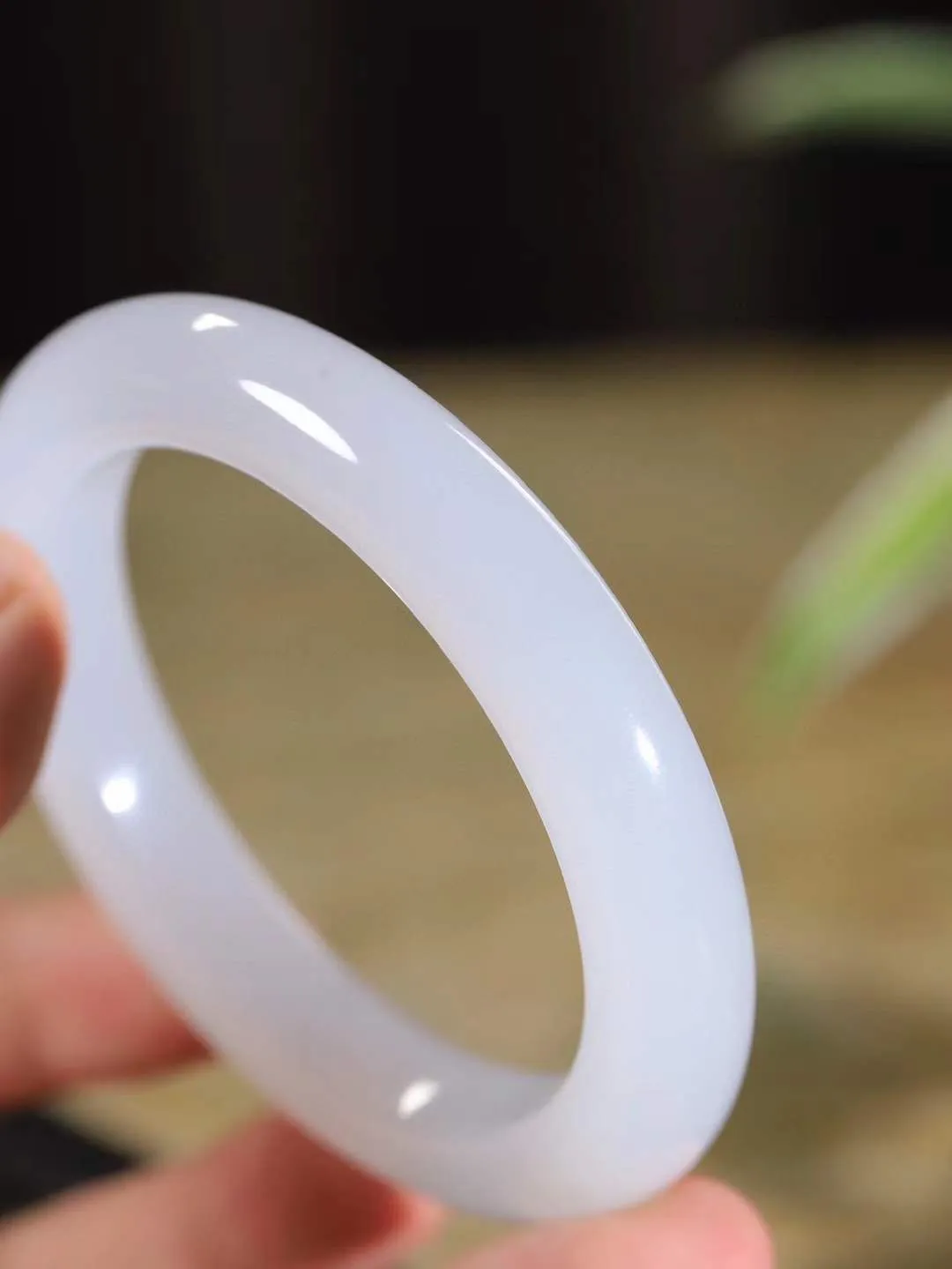 【情有独钟.手镯】

精品和田玉冰白手镯 玉质温润细腻 油性十足 手感舒适，高华雅逸，线条流畅，简约大气，美自天成，素雅高贵。佩戴于腕间，婉约之美，举手投足间透出那低调奢华。重67.2克 内径58mm 尺寸12-10.6mm   FDA-791142251