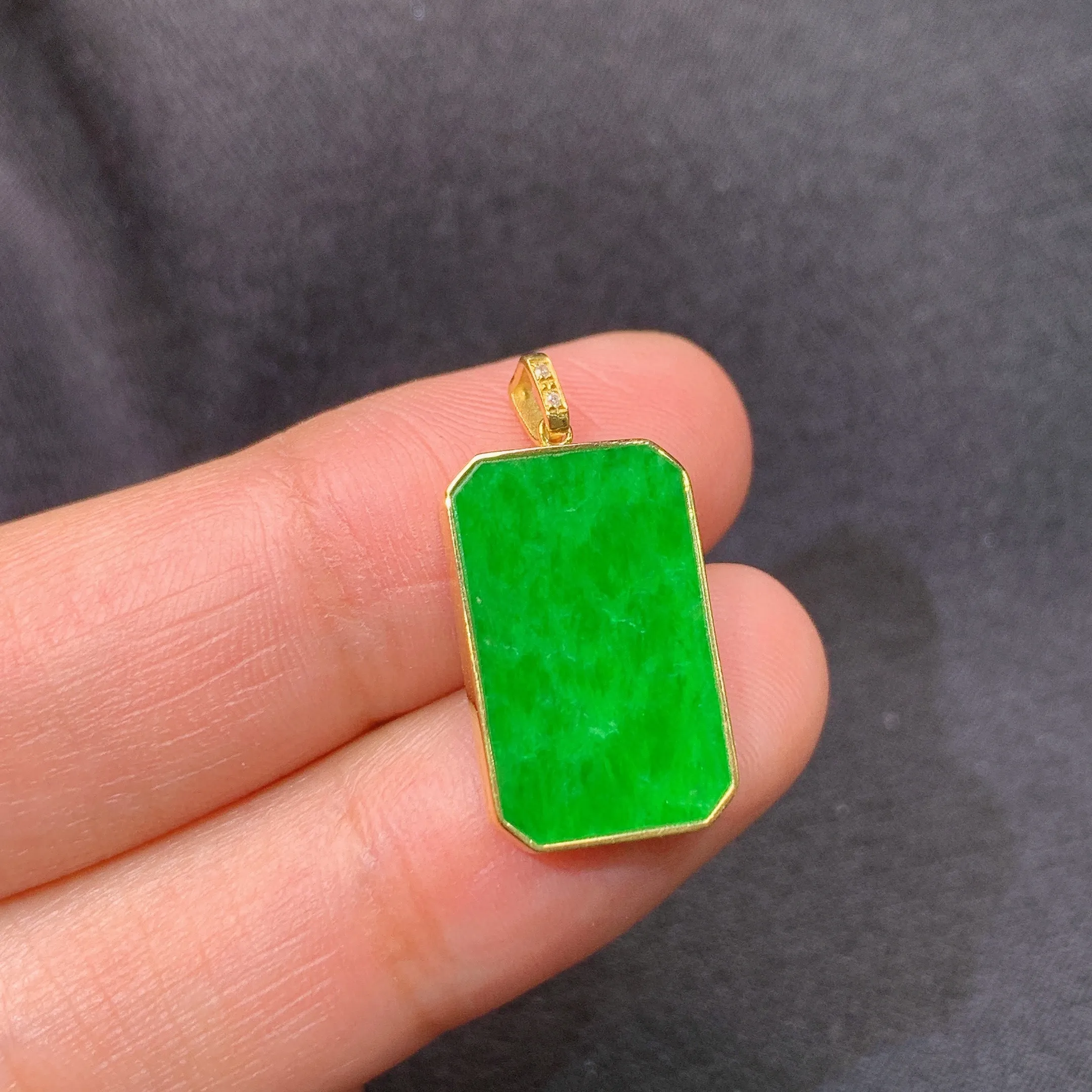 冰飘绿无事牌吊坠，18k金镶嵌，冰润色阳，玉质细腻，种水足，整体尺寸22*11*2