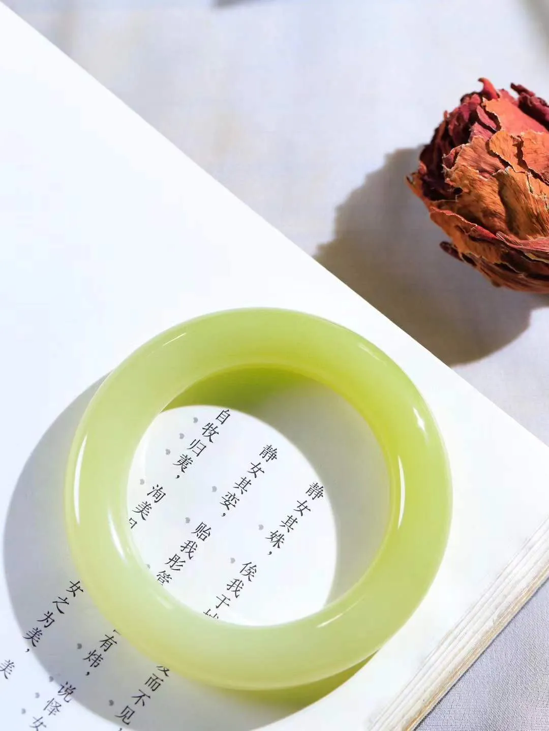 （冬日暖阳.手镯）

精品️和田玉黄口圆条手镯 质地油润，大气雅致，清风明月潺潺，浮浮洗尽铅华随于心，净于念……重77.7克  尺寸52-12.5-12.5mm fDA-991102274