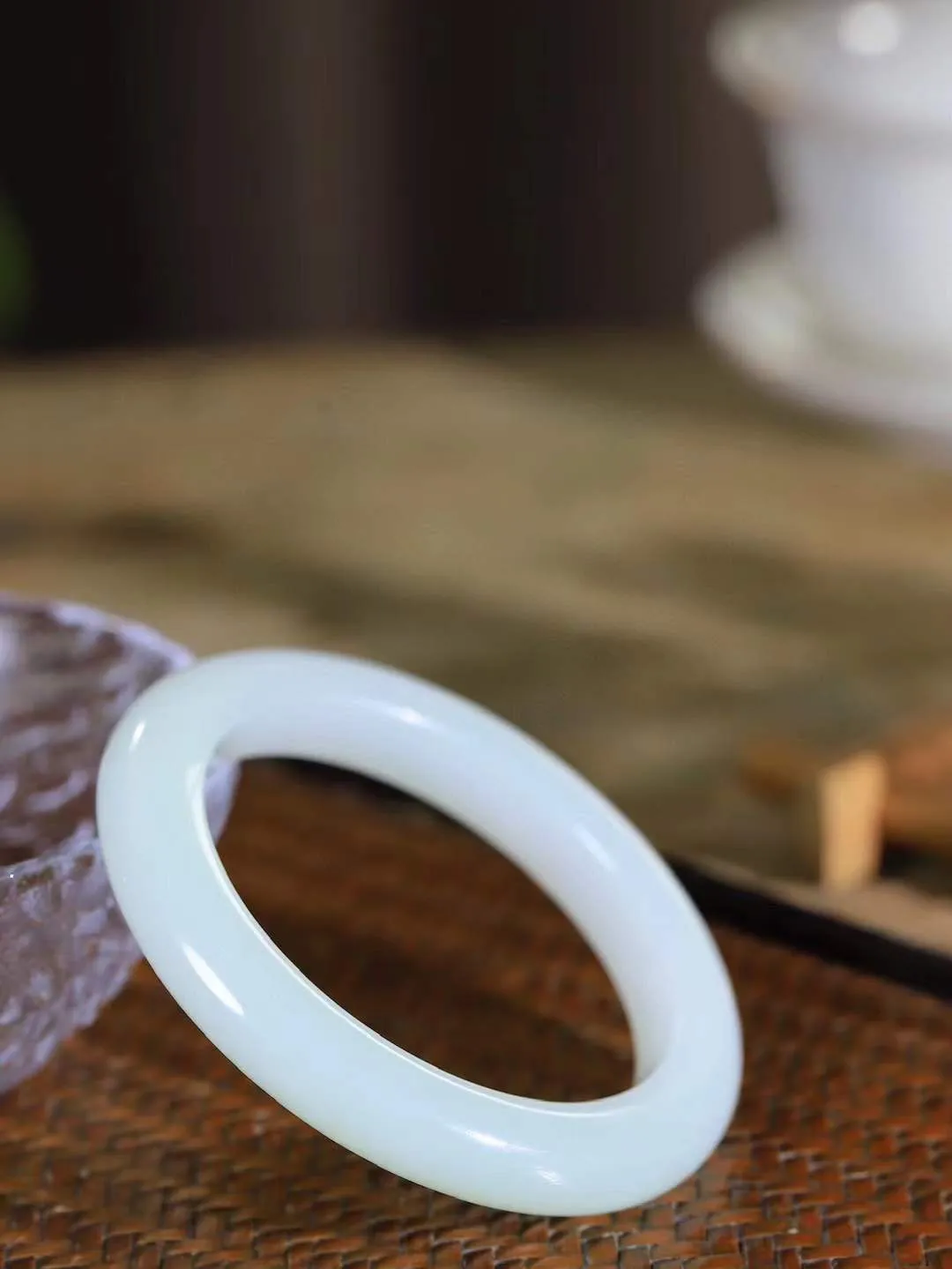 （一见倾心.手镯）

收藏级臻品和田玉白玉双色手镯，玉质温润细腻 油性十足 手感舒适，高华雅逸，线条流畅，简约大气，美自天成，素雅高贵。佩戴于腕间，婉约之美，举手投足间透出那低调奢华。重52.5克  尺寸54.6-10.5-10mm  561142276A