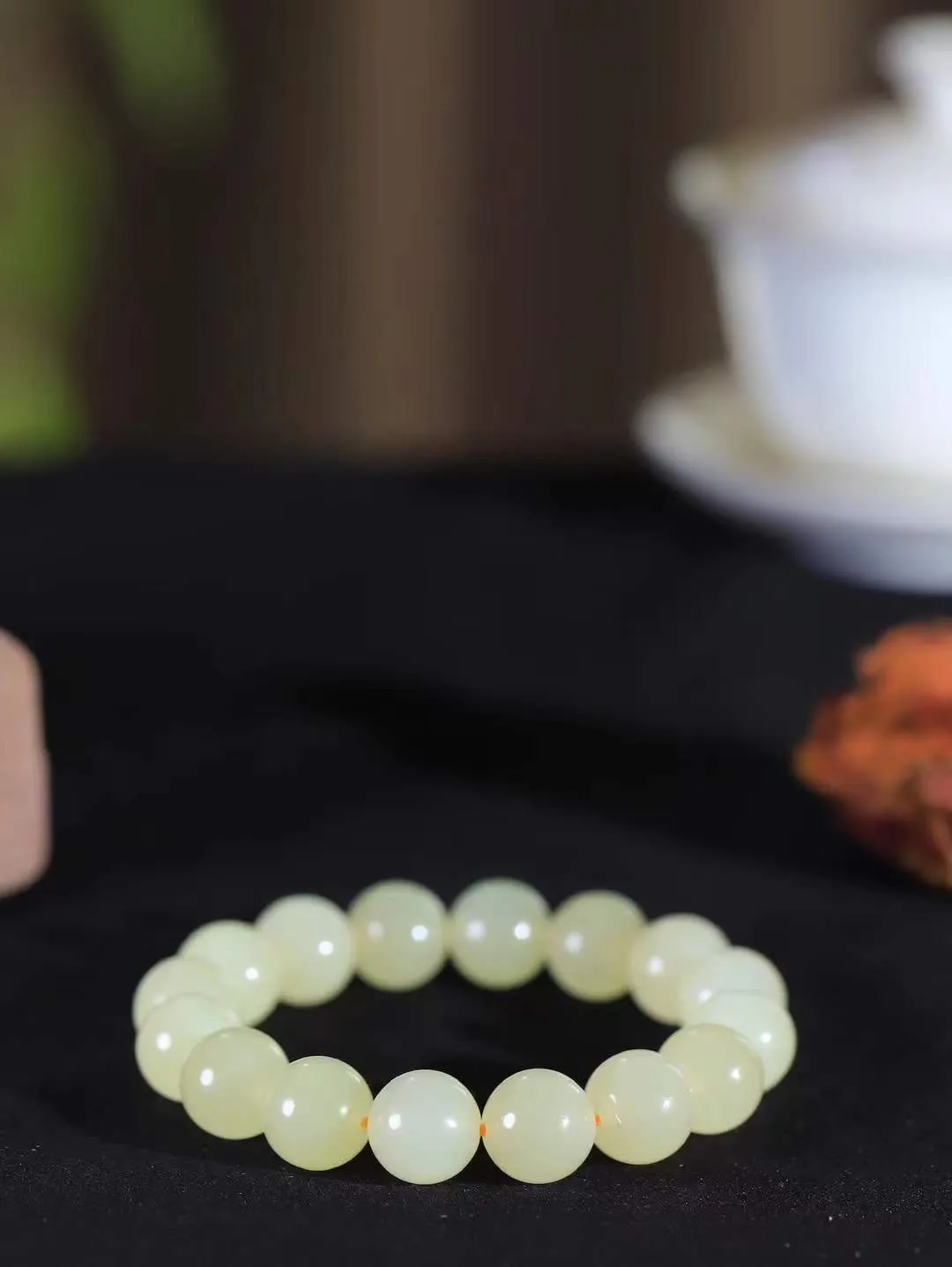 【珠圆玉润.手串】

精品和田玉蜂蜜水珠圆玉润手串 玉质温润细腻  整串打磨圆润，佩戴舒适。珠珠落玉