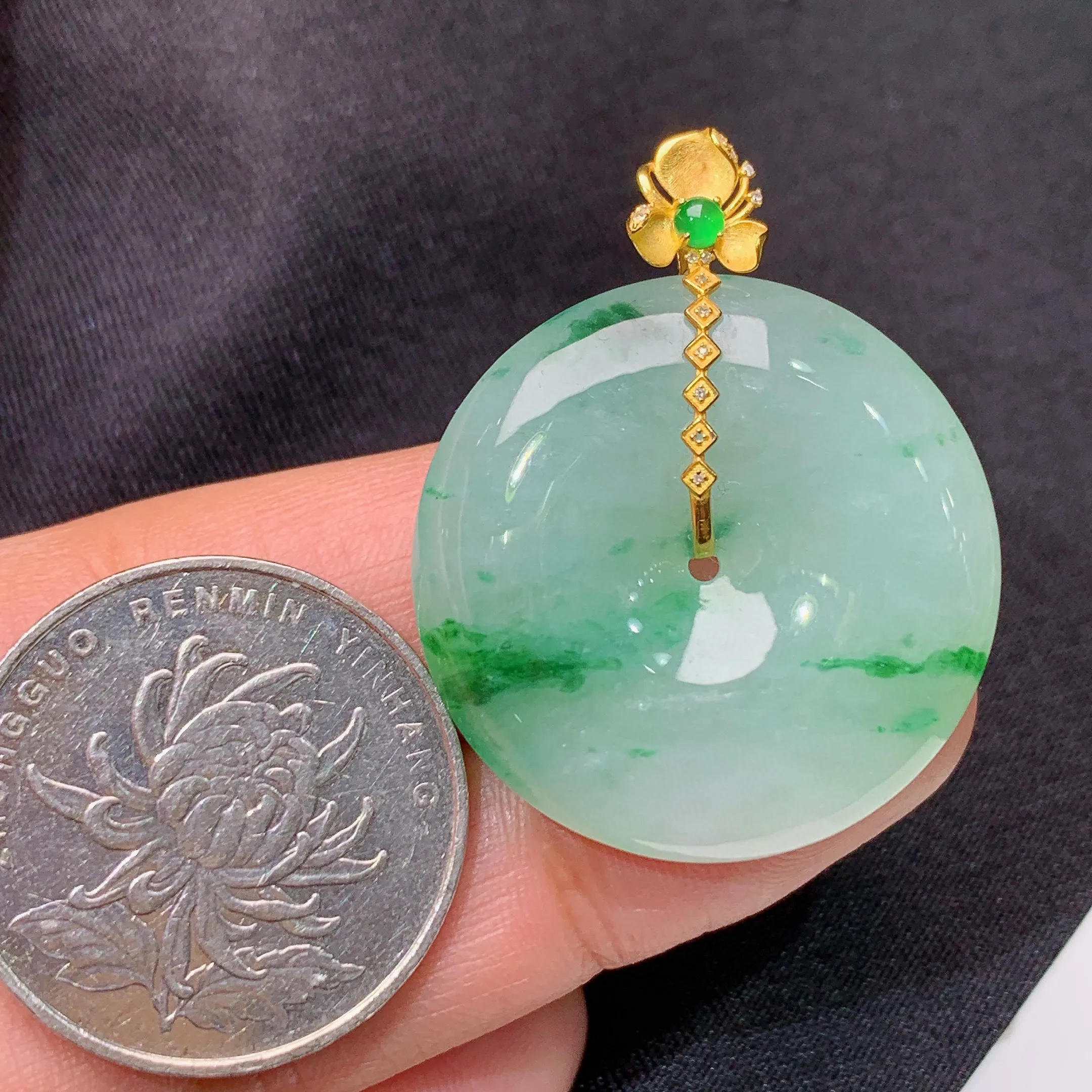 冰飘绿平安扣吊坠，18k金镶嵌，冰润细腻，种水足，整体尺寸35.1*28.2*6.5