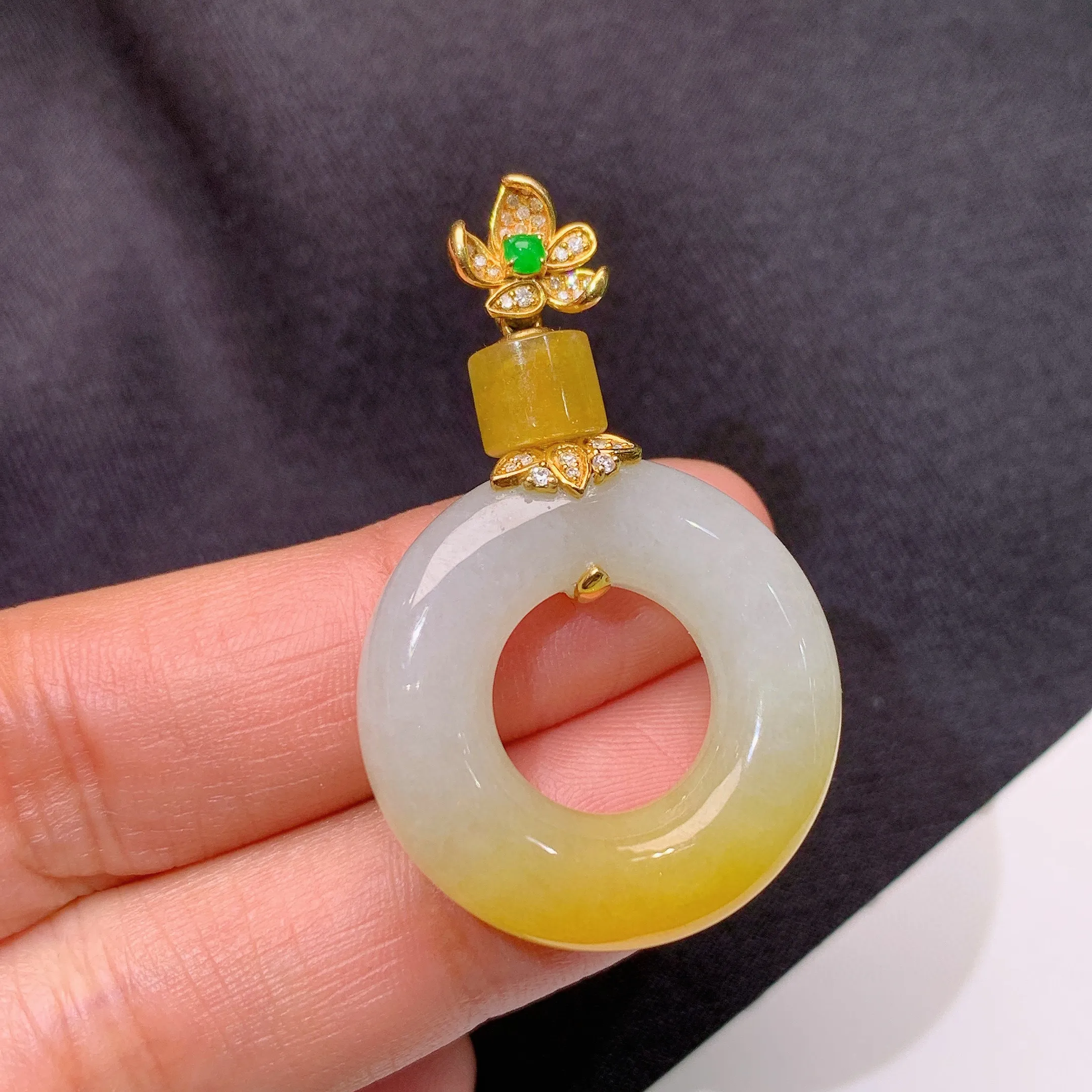 冰黄翡甜甜圈吊坠，18k金镶嵌，色泽鲜艳，水色超佳 整体尺寸39.7*25.7*5.9