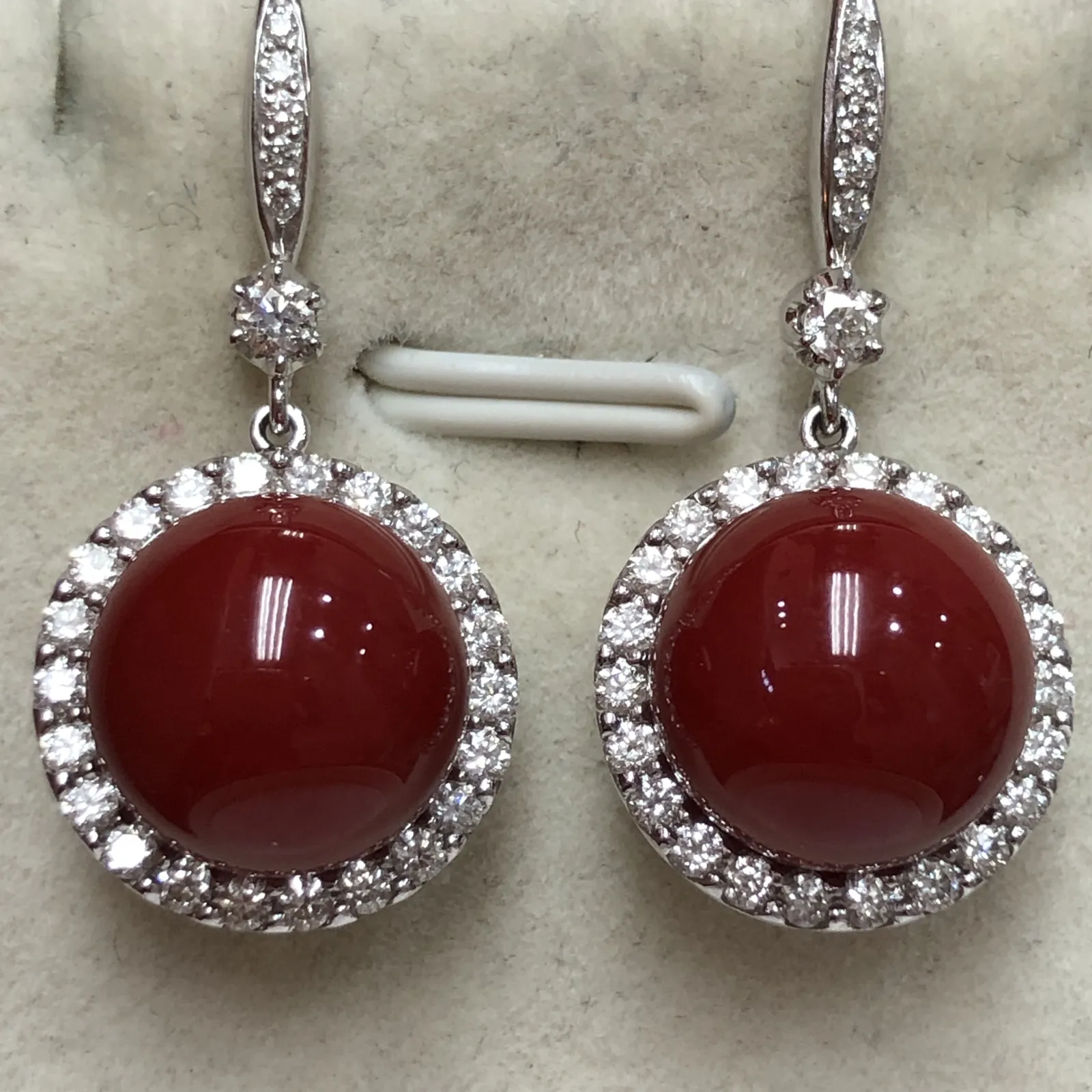 【天然阿卡牛血红珊瑚10.5mm圆珠大钻满钻豪华镶嵌耳坠】可遇不可求！日本深海阿卡材料，天然无添加无优化，牛血红色，圆珠裸石尺寸为10.5*10.5*10.5mm，整体尺寸27.6*13.5*11.5mm，18k金大钻石满钻豪华镶嵌！重量7.75克。高端大气上档次！