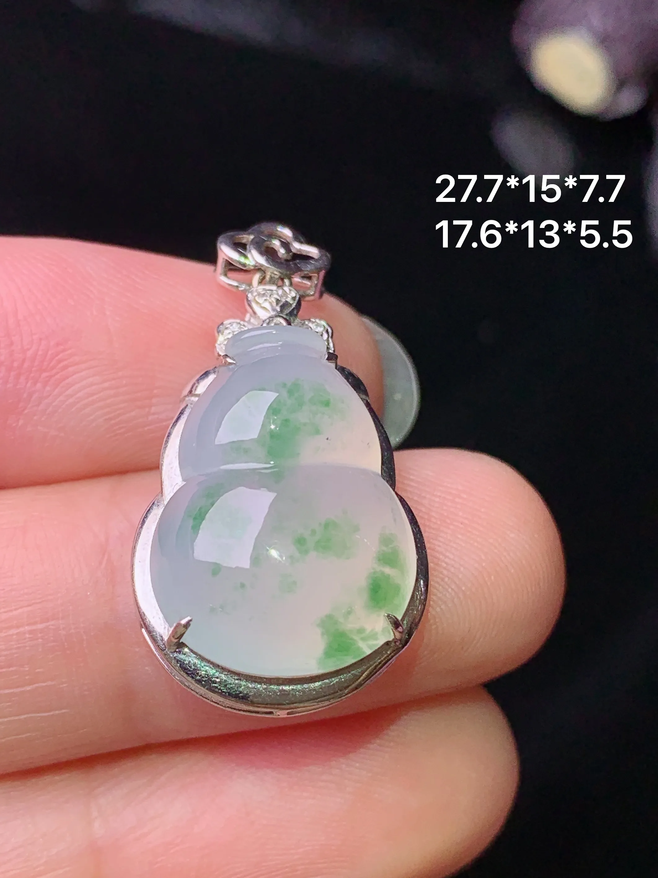 18k金钻镶嵌冰种飘绿葫芦吊坠 玉质细腻 色泽清新艳丽 整体尺寸27.7*15*7.7