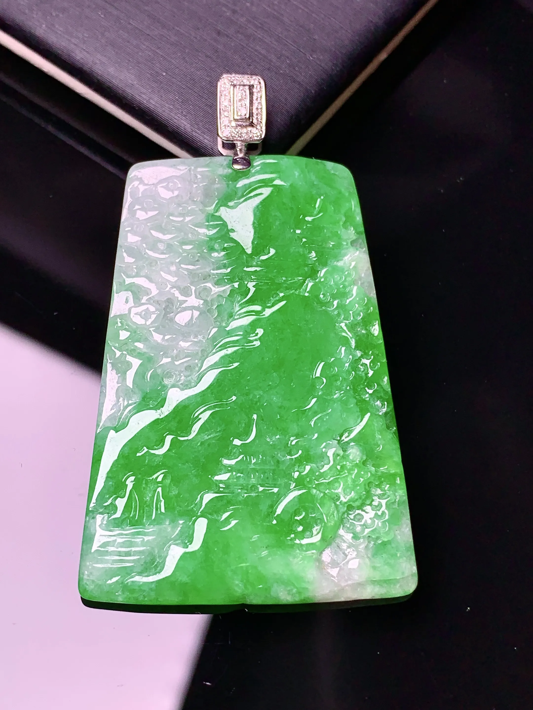 18k金钻镶嵌翠绿山水牌子吊坠 玉质细腻 色泽清新艳丽 整体尺寸47.7*27.7*2.8