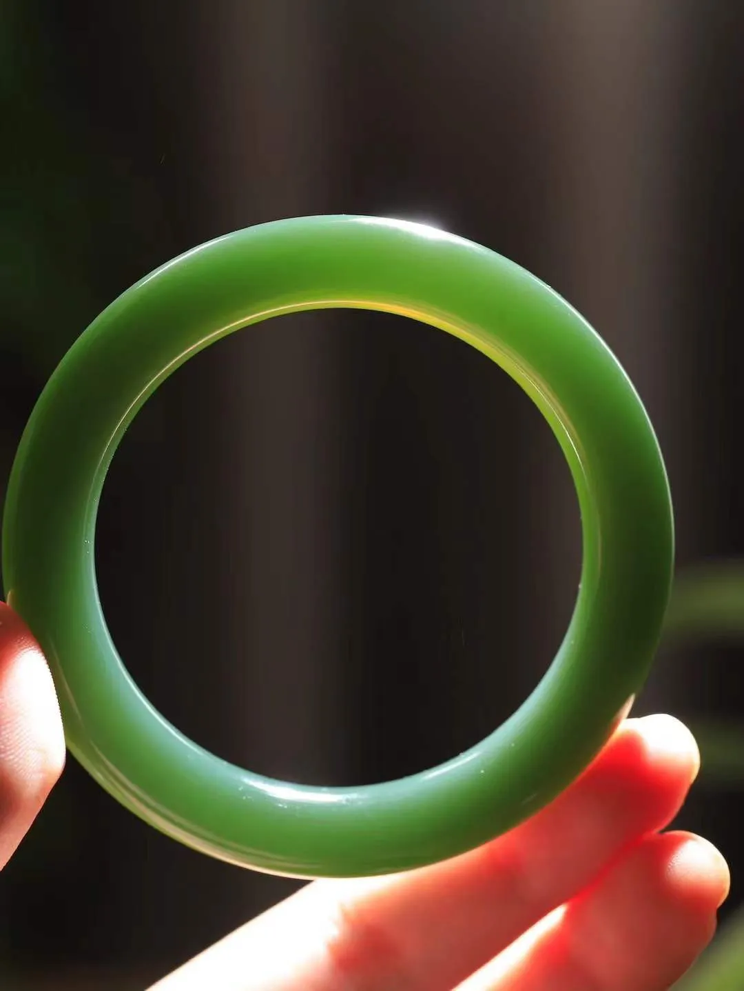 【碧色荡漾·手镯】

收藏级臻品和田玉碧玉猫眼圆条手镯，玉质细腻温润，手感舒适，️线条流畅，简约大气，美自天成，佩戴于腕间，婉约之美，举手投足间透出那份低调奢华，醉人心扉。重55.7克 内径圈口57mm尺寸10-10.5mm FDL-771102232