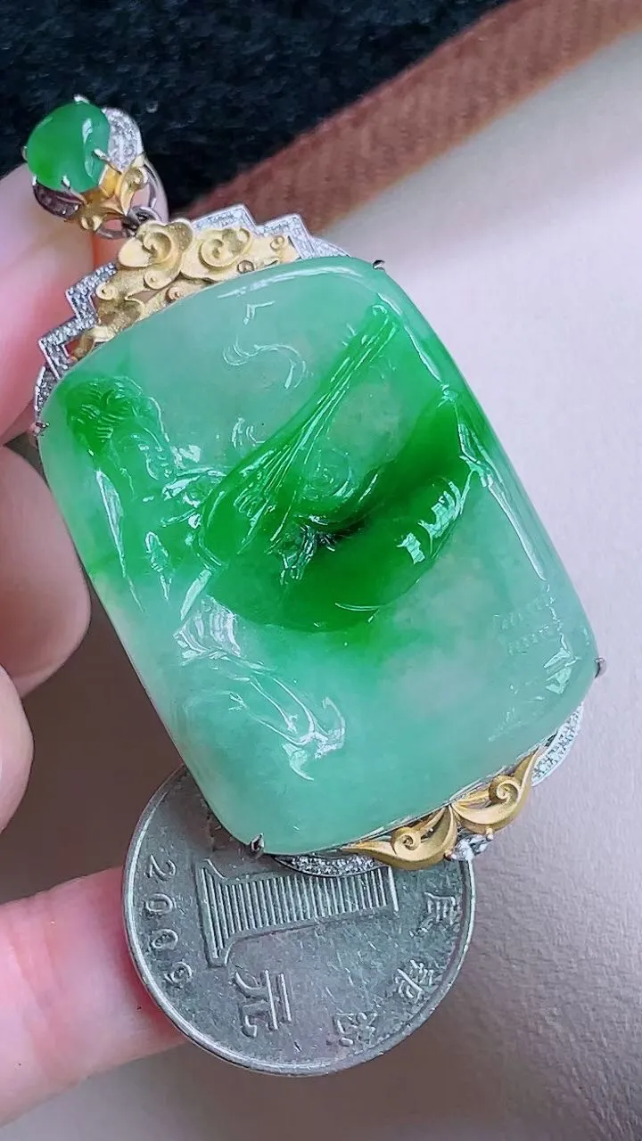【翡翠名称】18K金镶钻冰俏阳绿飞天仙女吊坠
【翡翠尺寸】含金61.7/29.7/8mm
【翡翠描述】缅甸天然翡翠A货，种老水足，玉质细腻，色泽靓丽，性价比高，佩戴效果好！