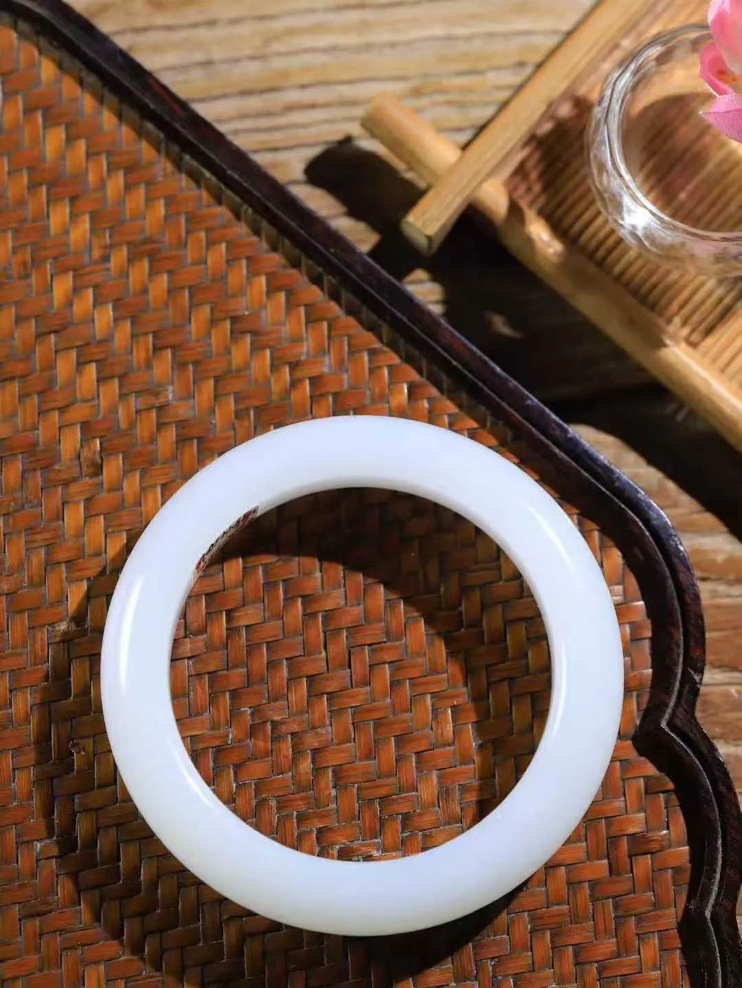 【腕间柔情.手镯】   

收藏级️和田玉白玉手镯 玉质温润细腻 油性十足 古朴秀雅 轻抚岁月的栏杆软香温玉，腕间玉镯轻轻晃动，令人情动心间，撷一缕月末的芬芳，把心思铺陈，时光静美，惟有你最温柔。重74.7克   尺寸56.5-14.3-10.7mm  461101400A