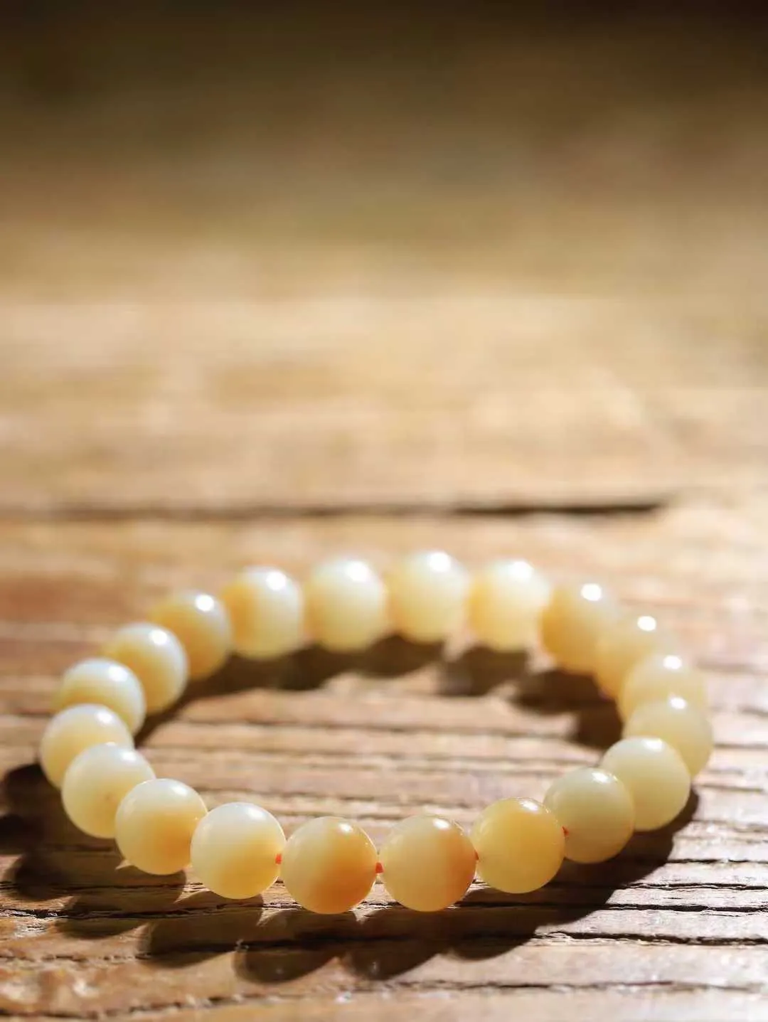 【珠圆玉润.手串】

新疆和田且末料糖白玉珠圆玉润手串 玉质温润细腻  整串打磨圆润，佩戴舒适。珠珠落玉盘，间关莺语花底滑，一生美好时光，无论身在何处，都有它相伴相守。事事顺遂，幸福美满，吉祥如意。重30.4克 尺寸取一9.9mm  FDA-221101433