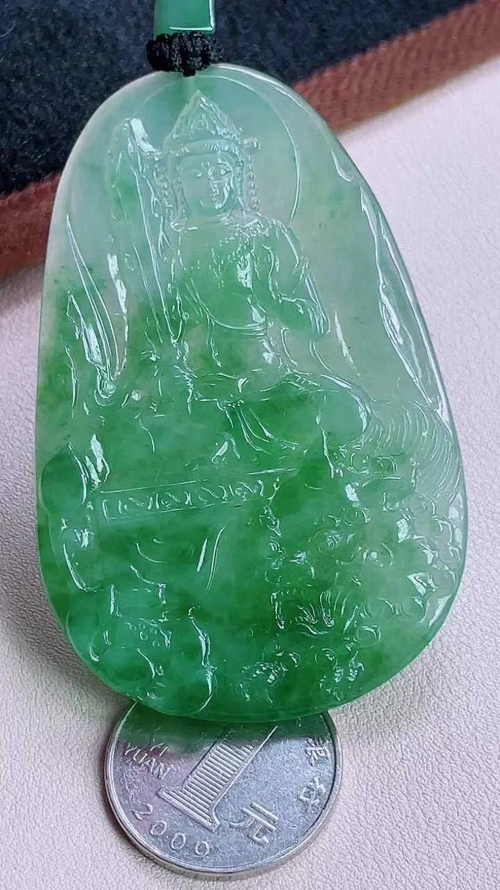 【翡翠名称】老坑种冰飘绿文殊菩萨翡翠挂件
【翡翠尺寸】71/46/5mm
【翡翠描述】缅甸天然翡翠A货，种老水足，玉质细腻，色泽靓丽，性价比高，佩戴效果好！