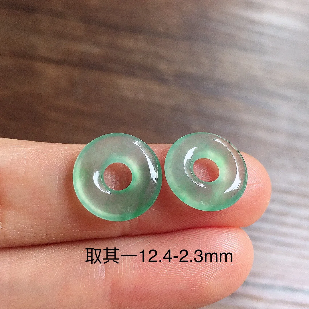 冰晴底甜甜圈一对，镶嵌佳品，冰润细腻，种水足，整体尺寸12.4*2.3