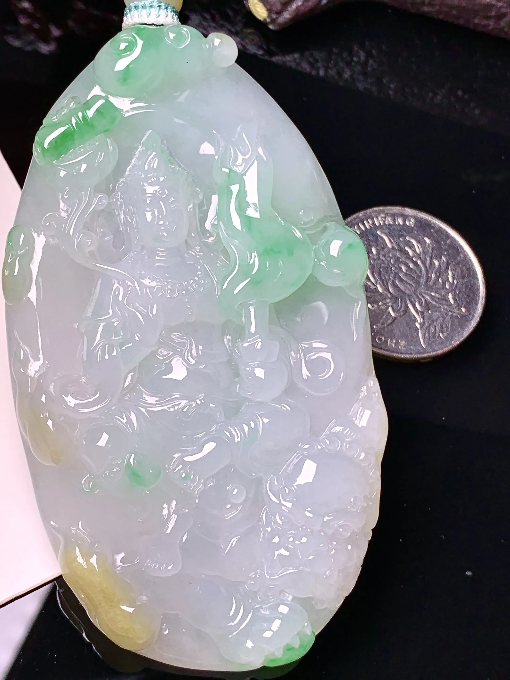 飘绿文殊观音菩萨吊坠 玉质细腻 色泽清新艳丽 整体尺寸81*46.3*8.5