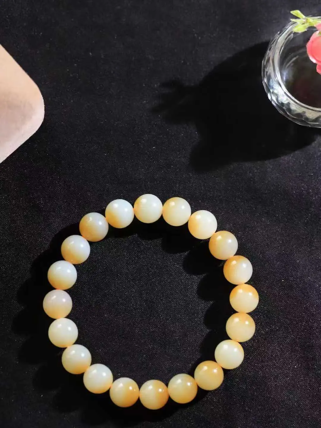 【珠圆玉润.手串】

新疆和田且末料糖白玉珠圆玉润手串 玉质温润细腻  整串打磨圆润，佩戴舒适。珠珠落玉盘，间关莺语花底滑，一生美好时光，无论身在何处，都有它相伴相守。事事顺遂，幸福美满，吉祥如意。重30.4克 尺寸取一9.9mm  FDA-221101433