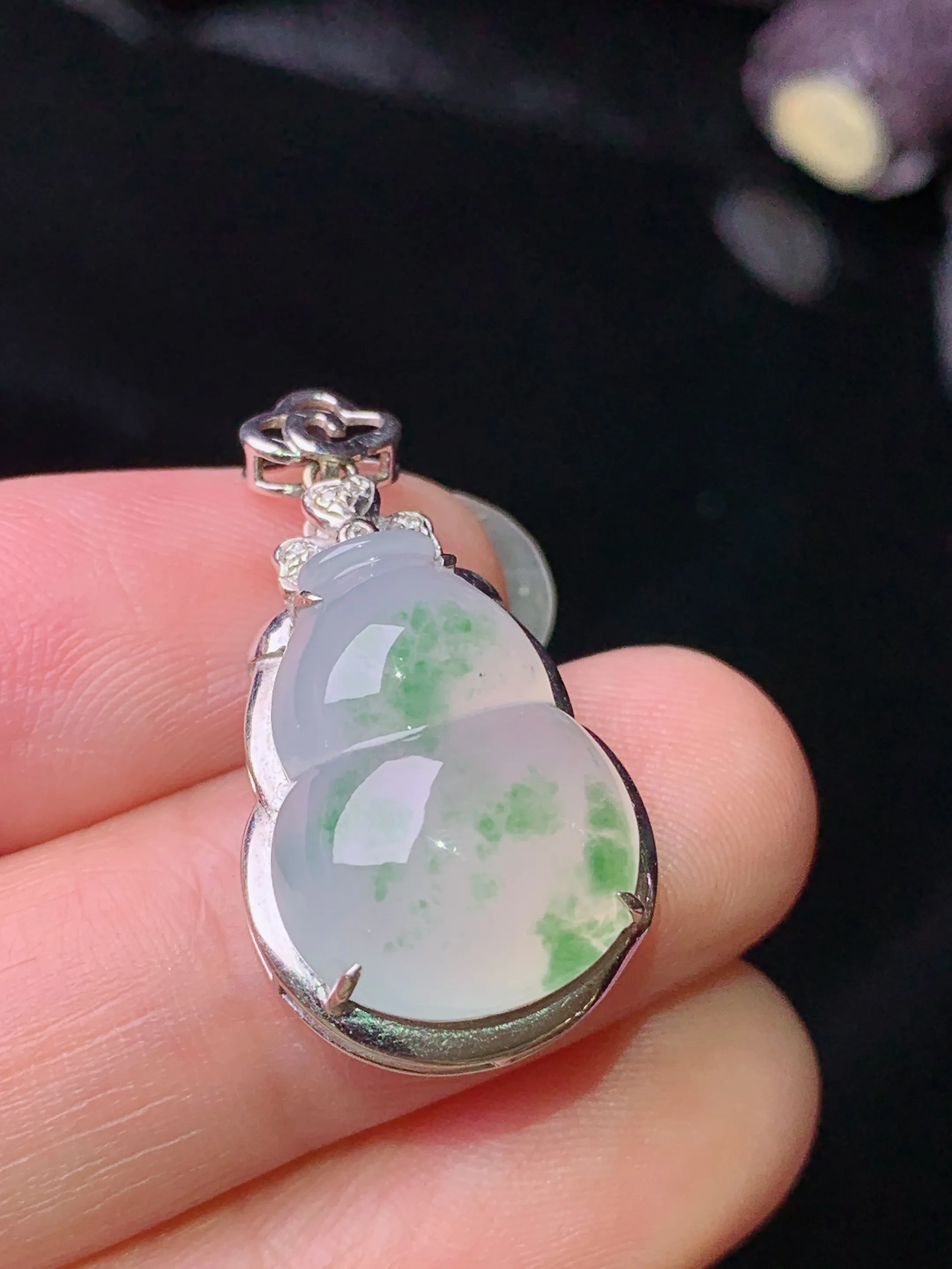 18k金钻镶嵌冰种飘绿葫芦吊坠 玉质细腻 色泽清新艳丽 整体尺寸27.7*15*7.7