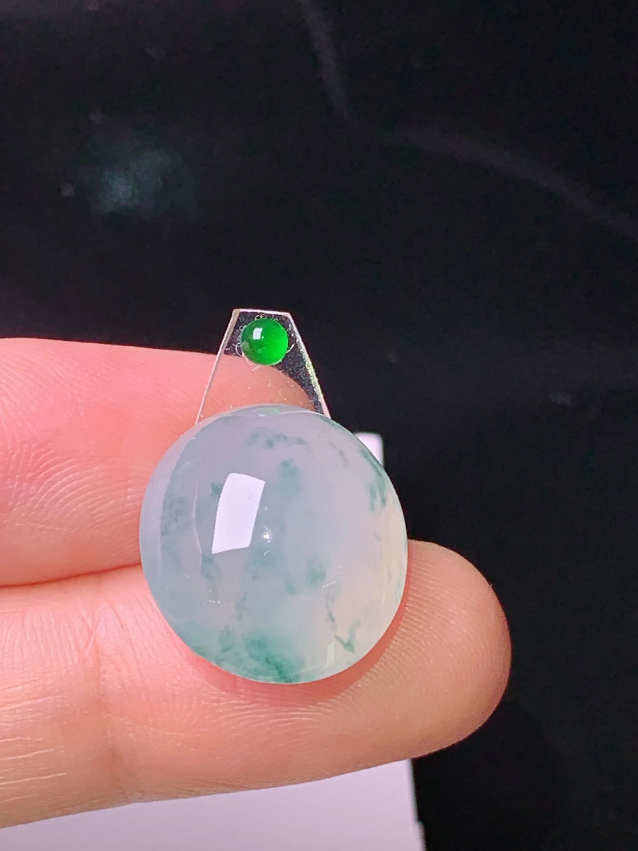 镶嵌款 冰种飘绿蛋面吊坠 玉质细腻 色泽清新艳丽 整体尺寸17.2*15.5*9.6