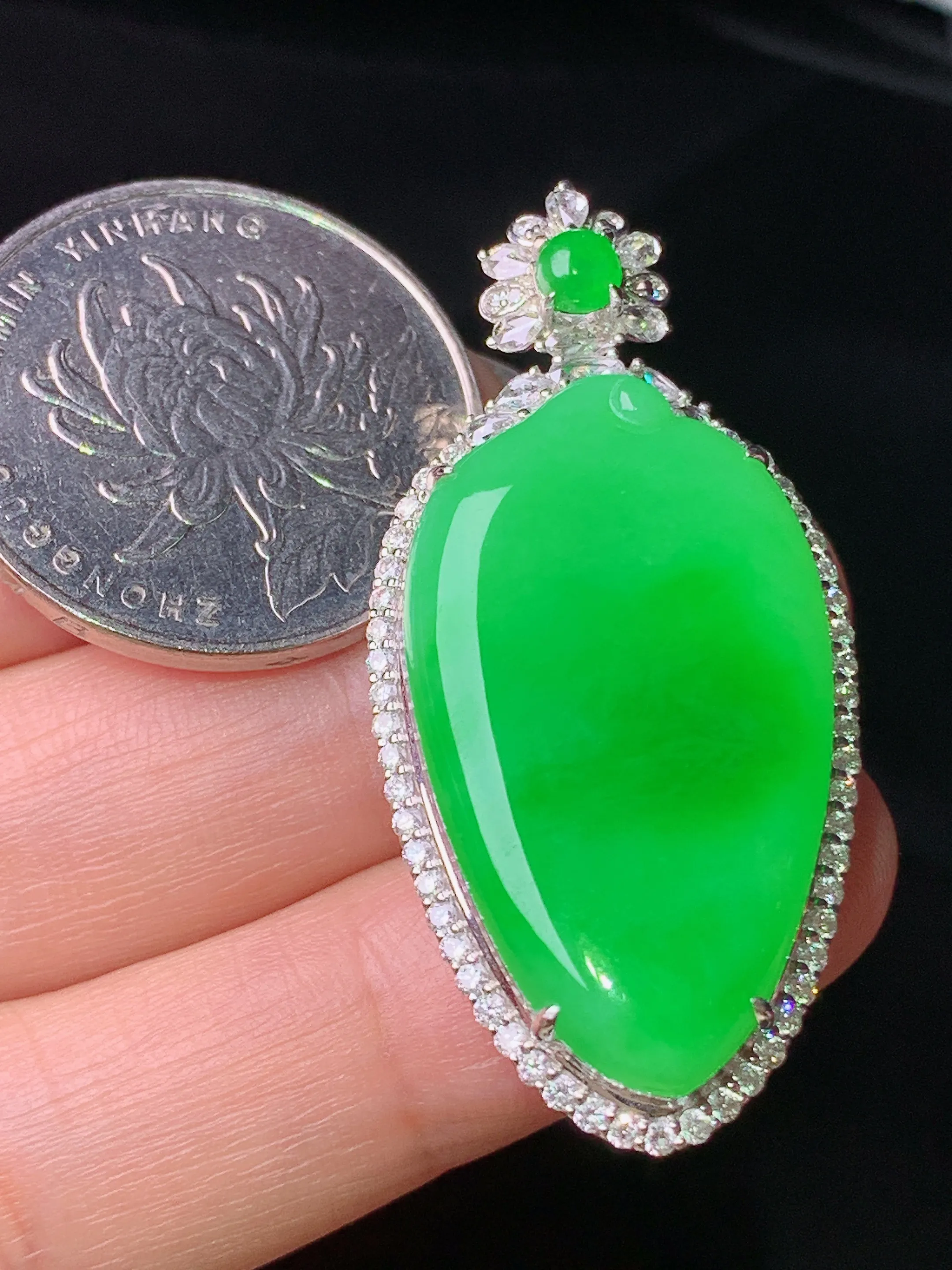 18k金钻镶嵌翠绿福瓜吊坠 玉质细腻 色泽清新艳丽 整体尺寸43.8*20.7*10.3