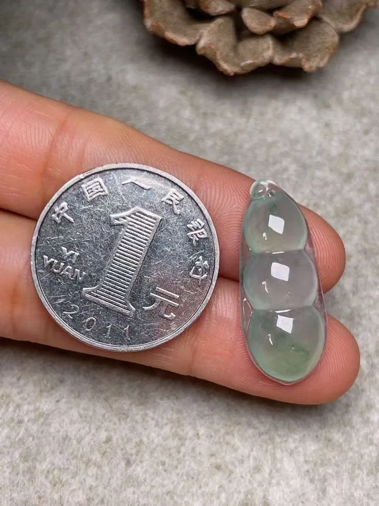 冰种飘绿【福豆】吊坠，种水好，玉质细腻 ，卖相好‘