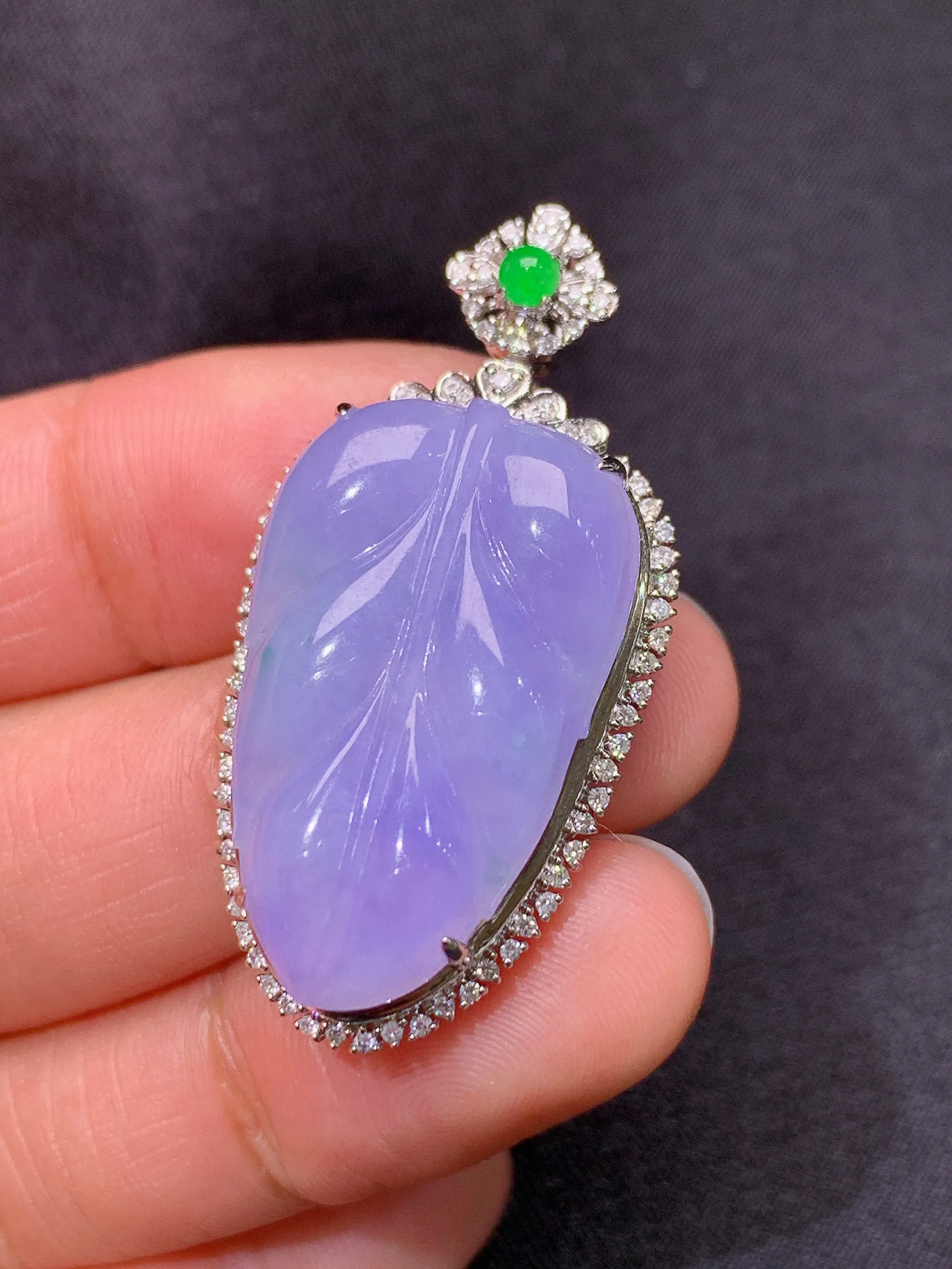 冰紫罗兰树叶吊坠，18k金镶嵌，温润细腻，颜色鲜艳，整体尺寸38.7*19.5*9.7