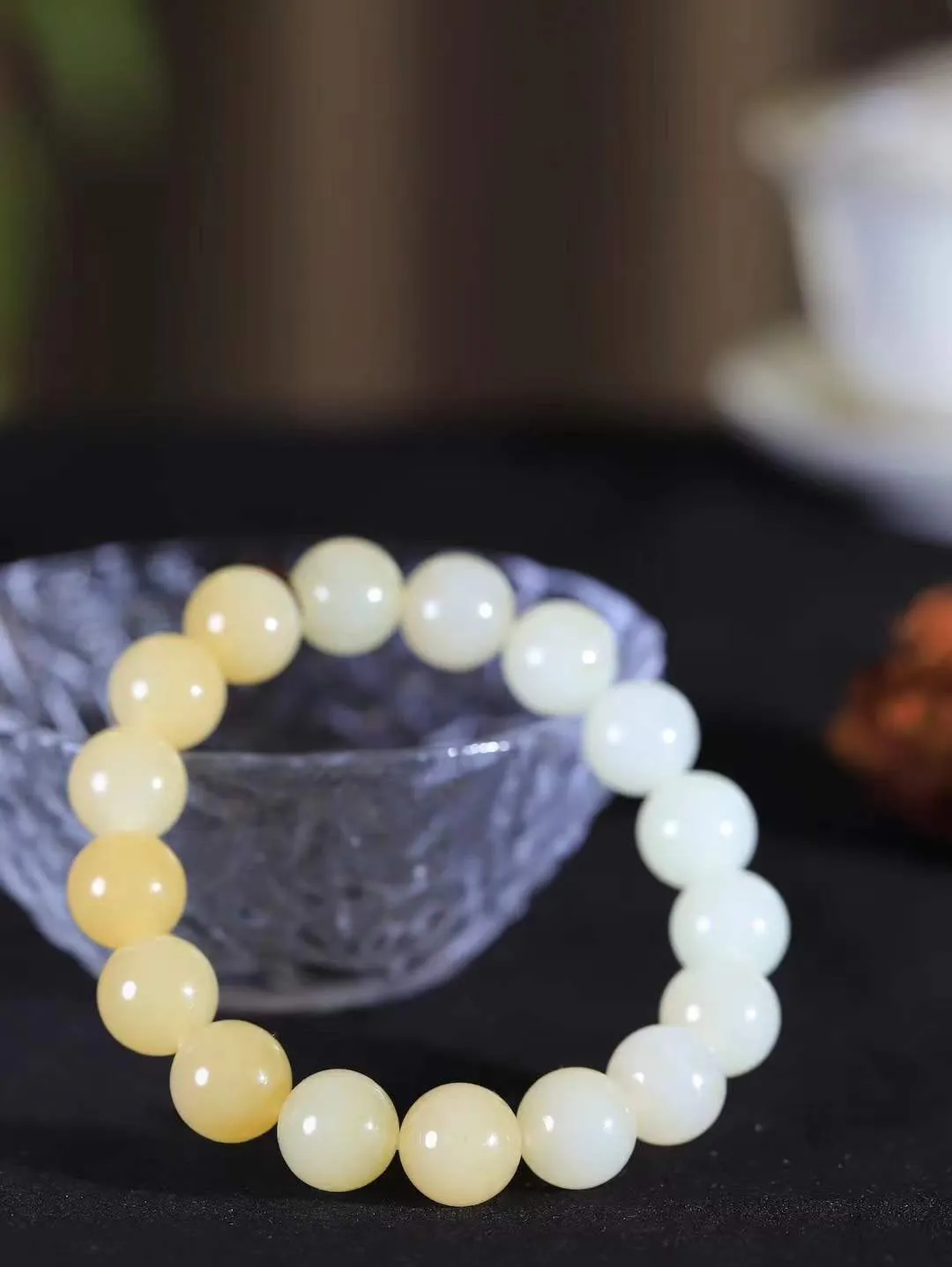 【珠圆玉润.手串】

新疆和田且末料糖白玉珠圆玉润手串 玉质温润细腻  整串打磨圆润，佩戴舒适。珠珠落玉盘，间关莺语花底滑，一生美好时光，无论身在何处，都有它相伴相守。事事顺遂，幸福美满，吉祥如意。重45.5克 尺寸取一12mm FDA-161102286