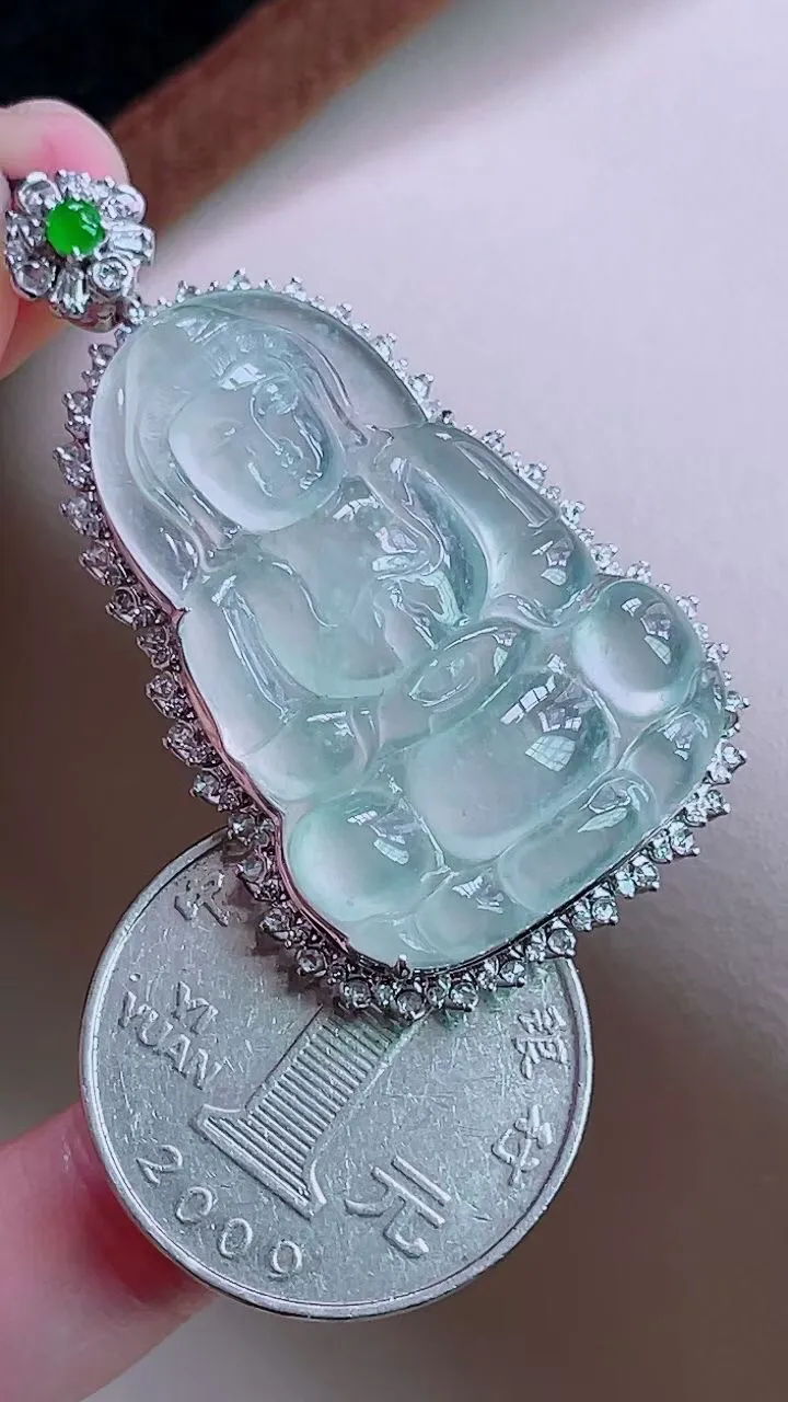 【翡翠名称】18K金豪华镶高冰飘雪花棉观音吊坠
【翡翠尺寸】含金46.5/26.6/10.4mm
【翡翠描述】缅甸天然翡翠A货，种老水足，玉质细腻，色泽靓丽，性价比高，佩戴效果好！