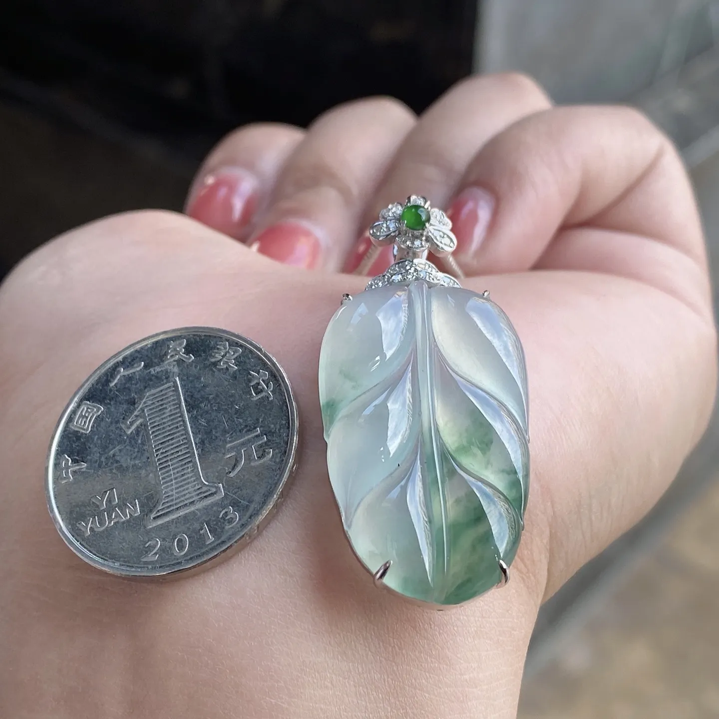 冰种飘花叶子吊坠 尺寸42.3-18.8-6.4毫米