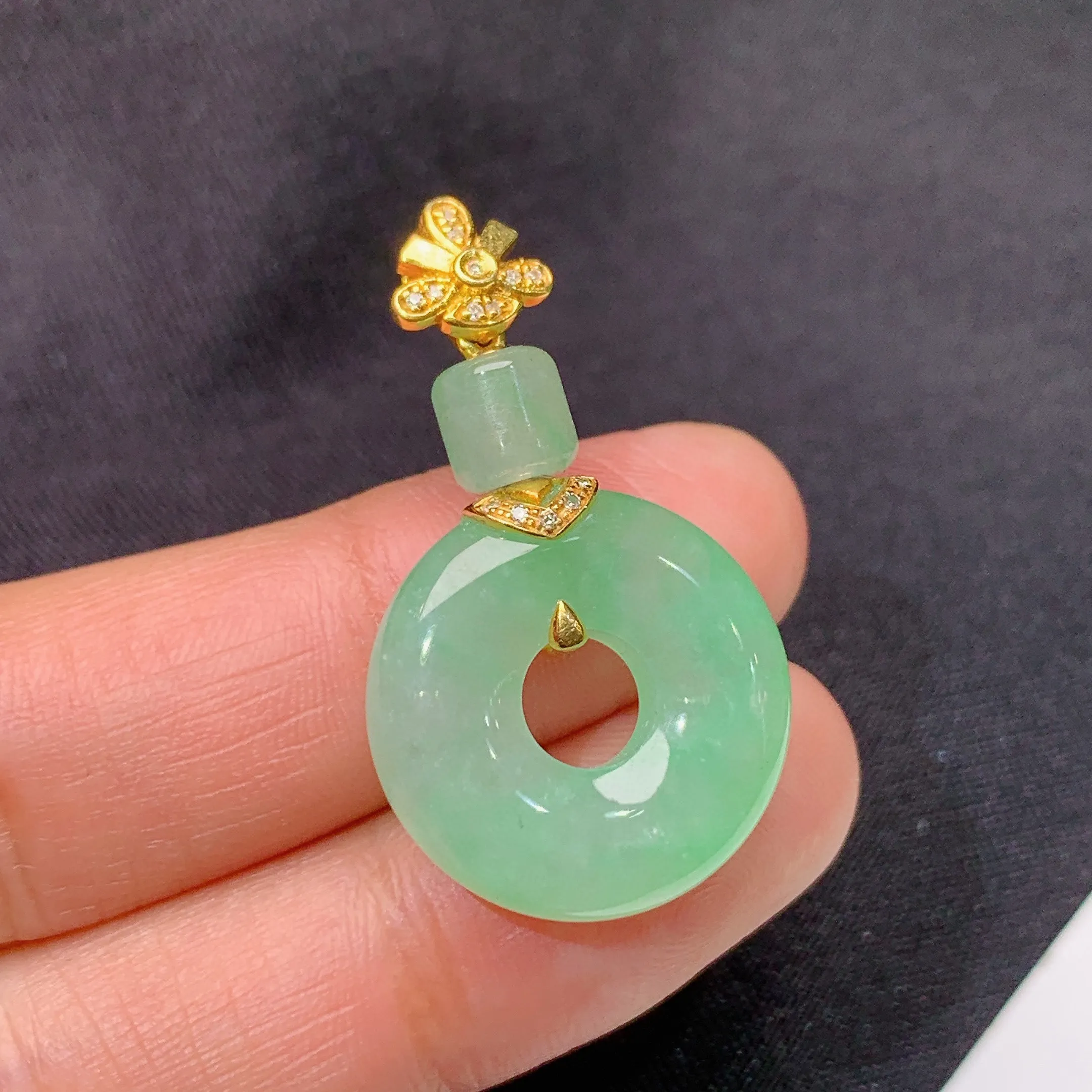 冰飘绿甜甜圈吊坠，18k金镶嵌，冰润色甜，玉质细腻，种水足，整体尺寸32.6*18.8*5.5