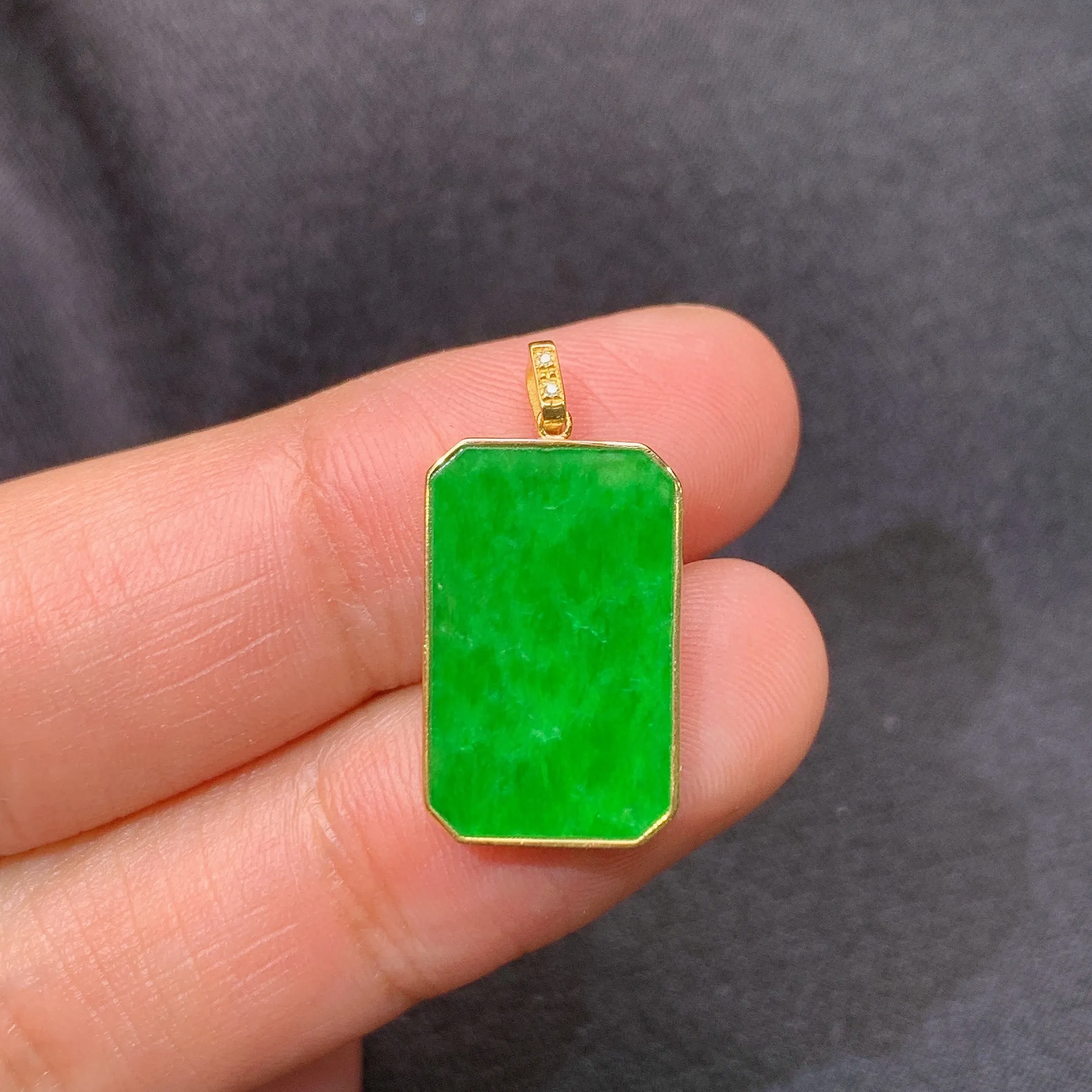 冰飘绿无事牌吊坠，18k金镶嵌，冰润色阳，玉质细腻，种水足，整体尺寸22*11*2