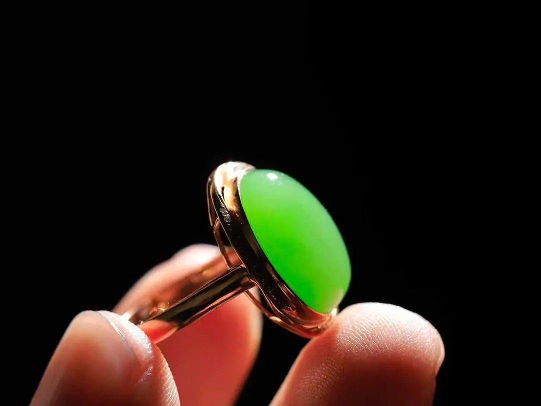 【金镶玉.戒指】

精品和田玉碧玉18k金戒指 玉质细腻温润 油性十足 ，不论时光如何流转变化，这枚戒指始终闪耀着最初的光芒。精工镶嵌18K金 （保真金 可检测贵金属18K金） 重4.5克 尺寸17-16.5-12.8mm 231121436A