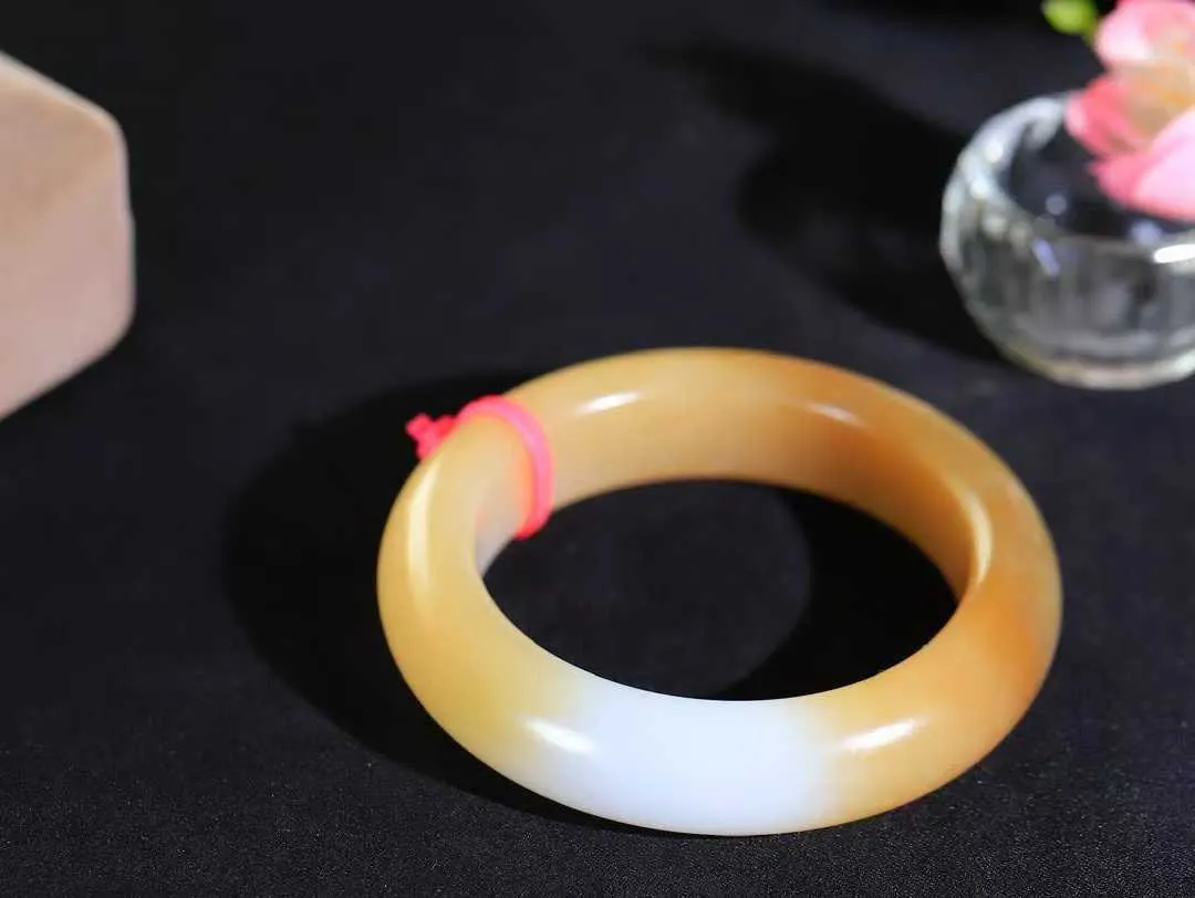 （一见倾心.手镯）

精品和田玉糖白玉手镯，玉质温润细腻 油性十足 手感舒适，高华雅逸，线条流畅，简