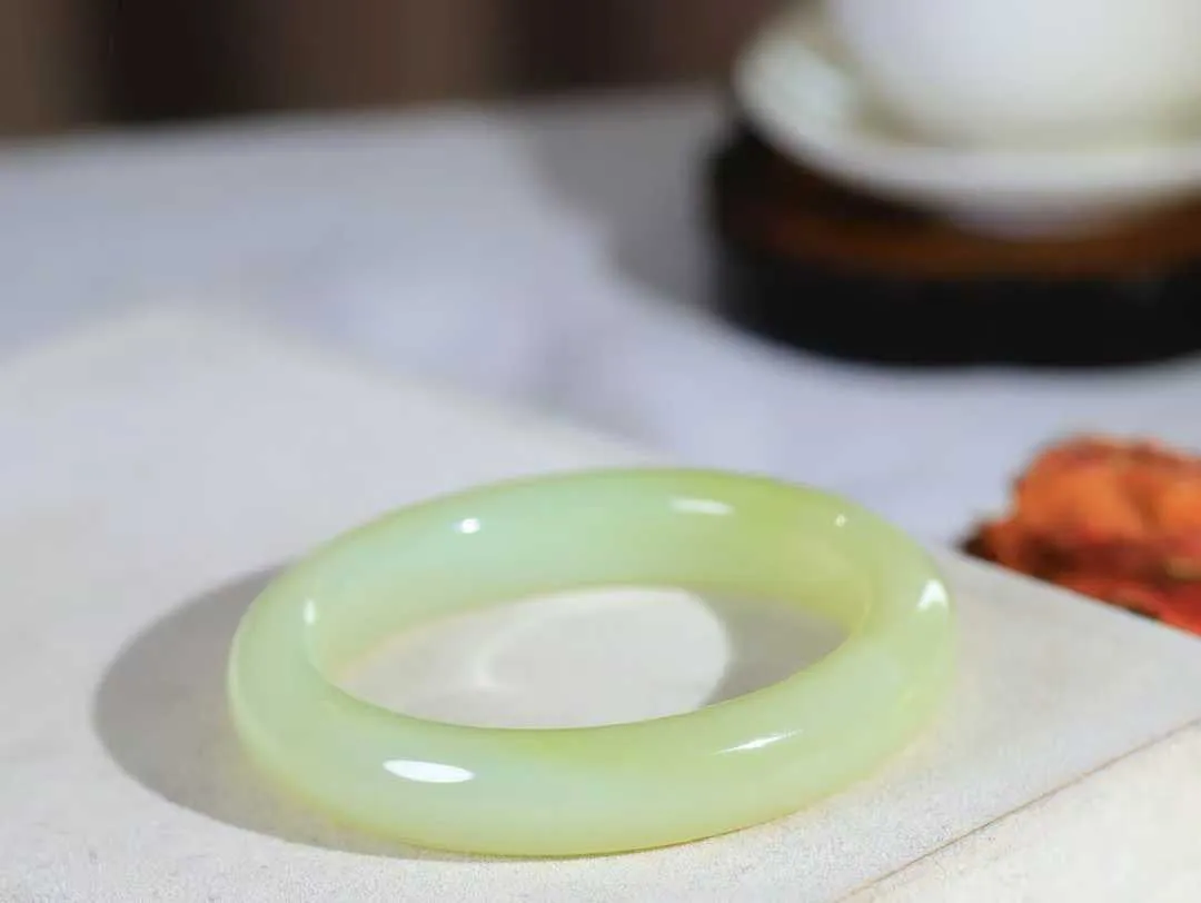 （一见钟情.手镯）

精品️和田玉手镯，玉质温和莹润，精光内蕴，手感舒适。整器简约，打磨光洁，让