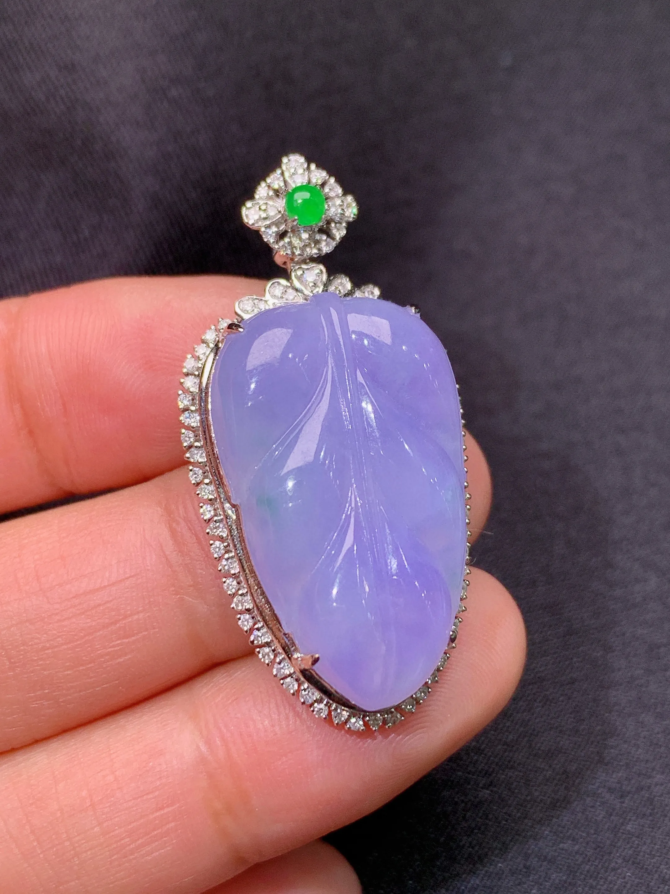 冰紫罗兰树叶吊坠，18k金镶嵌，温润细腻，颜色鲜艳，整体尺寸38.7*19.5*9.7